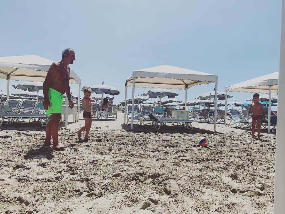 レオナルド・ボヌッチさんのインスタグラム写真 - (レオナルド・ボヌッチInstagram)「Bonucci Senior vs Bonucci Juniors!!! ⚽️ #beach #soccer #nonnoenipoti #family」7月29日 20時29分 - bonuccileo19