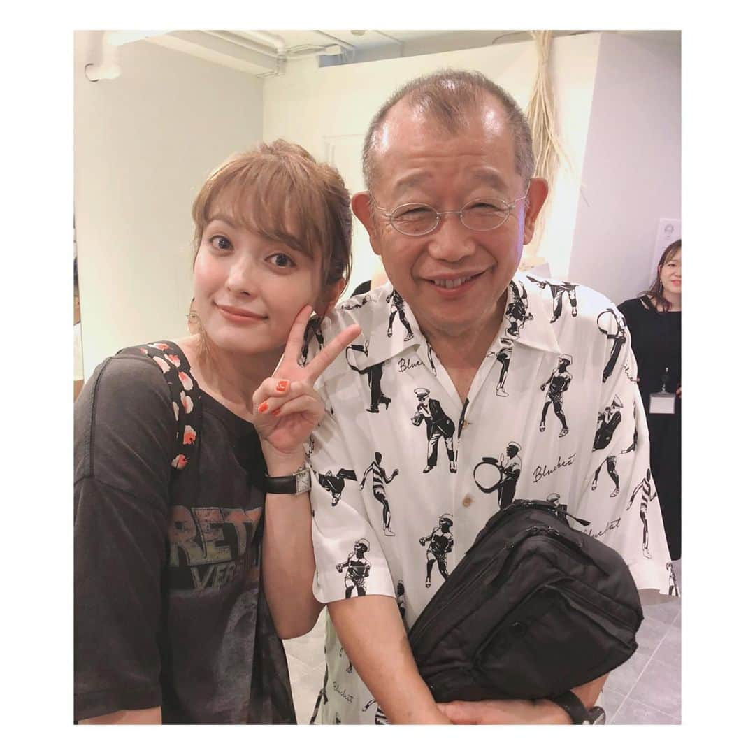 平山あやさんのインスタグラム写真 - (平山あやInstagram)「@resee.official のレセプションパーティーで鶴瓶さんに久しぶりに会えたー‼️ 10代の頃からお仕事一緒にさせてもらったりしていましたが、ずっとずっと変わらず優しい大先輩😭✨ そしていっつもオシャレー🎉 メガネといえば、鶴瓶さんだよね！ まさに、@issei_glassesfitter さんが鶴瓶さんのメガネをコーディネートしてるんですよー🕶  楽しかったー！！ #resee #笑福亭鶴瓶 さん #森一生 さん #メガネ #グラスフィッター #楽しかったでーす #鶴瓶さんの着てる服がとてもかわいい #happy」7月29日 20時28分 - aya_hirayama