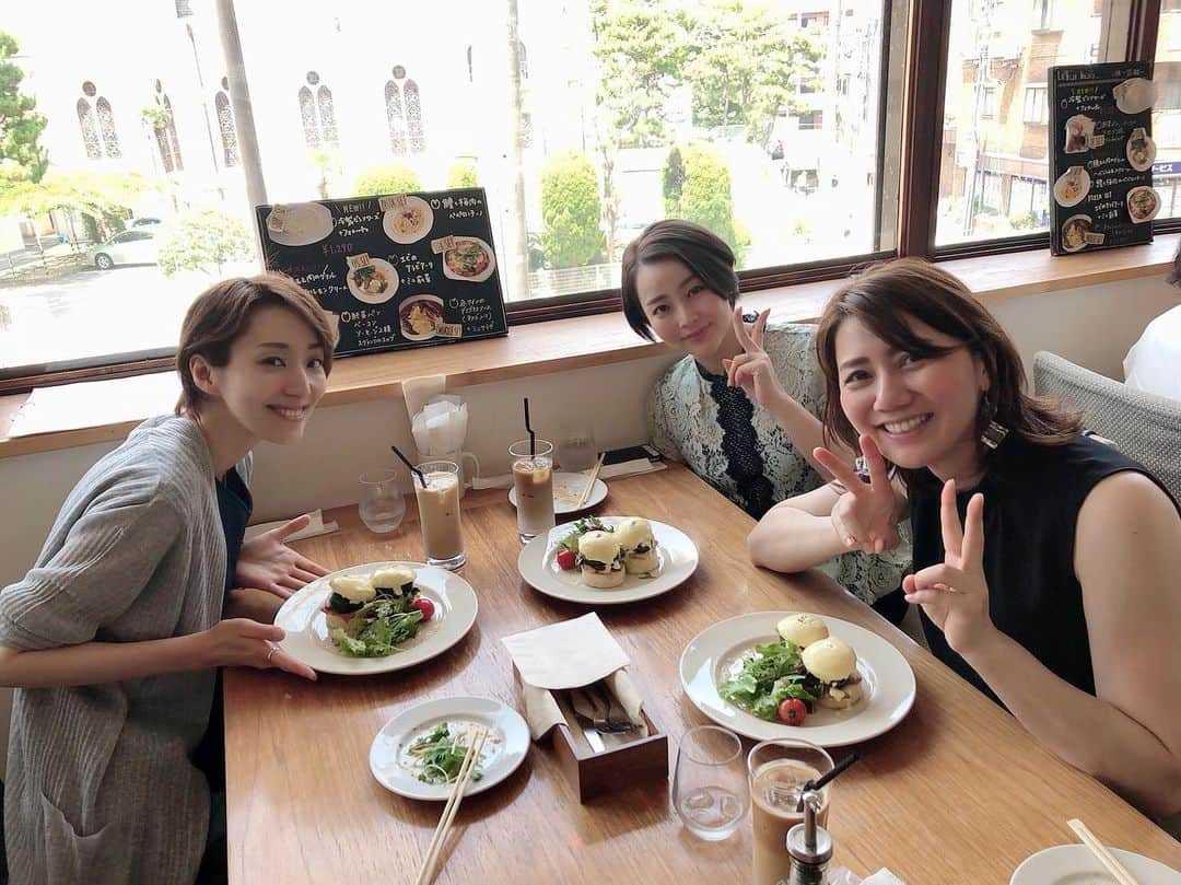 雛月乙葉さんのインスタグラム写真 - (雛月乙葉Instagram)「・ 退団ホヤホヤのアッキーといつものタジィと(笑)仕事前にランチ🍴😋 ・ 楽しい時間は本当にあっという間🌈 ・ 第2の人生も一緒に楽しい思い出を沢山作れる… こんなに嬉しいことはない‼️ ・ ・ #澄輝さやと #ようこそこちらの世界へ#関西OG#この後乗り換えの駅まで送ってくれた#優しい人#澄みきって輝いてる笑」7月29日 20時21分 - h.ayano.m