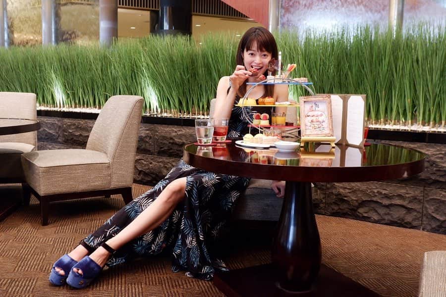 小林涼子さんのインスタグラム写真 - (小林涼子Instagram)「. @yorosweets さんとすうぃーつ会。 トロピカル気分で、んふふ。 素敵な角度で撮ってくれました。 でもね、こっそりお腹はぽんぽこりん。 ビュッフェ制覇したかったなぁ 無限の胃袋が欲しい。 🐷 #サマーフルーツアフタヌーンティー #カラーフルーツスイーツブッフェ 🍰 #美味しい  #アフタヌーンティー#スイーツビュッフェ  #もぐもぐ #ダイエットは明日から #美容 #beauty #food #eat #worldfood #tokyo #tokyosweets  #happy  #먹스타그램 #식사  #吃 #很好」7月29日 20時22分 - ryoko_kobayashi_ryoko