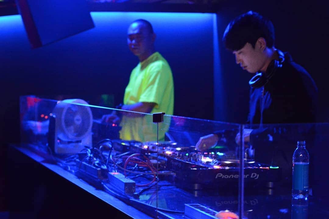 HereNowさんのインスタグラム写真 - (HereNowInstagram)「Looking for nightlife in Seoul? Here is our recommendation: Popular Itaewon club with a stylish interior and top-tier DJ lineup, @soapseoul. 다양한 라인업과 스타일리시한 공간으로 유명한 이태원의 클럽 Recommended by @jinbosuperfreak. . . . #herenowcity #wonderfulplaces #beautifuldestinations #travelholic #travelawesome #traveladdict #igtravel #livefolk #instapassport #optoutside  #seoul #ソウル #ソウル旅行 #서울 #한국 #꼭가볼 #명소 #韓國自由行 #首爾 #soapseoul」7月29日 20時22分 - herenowcity