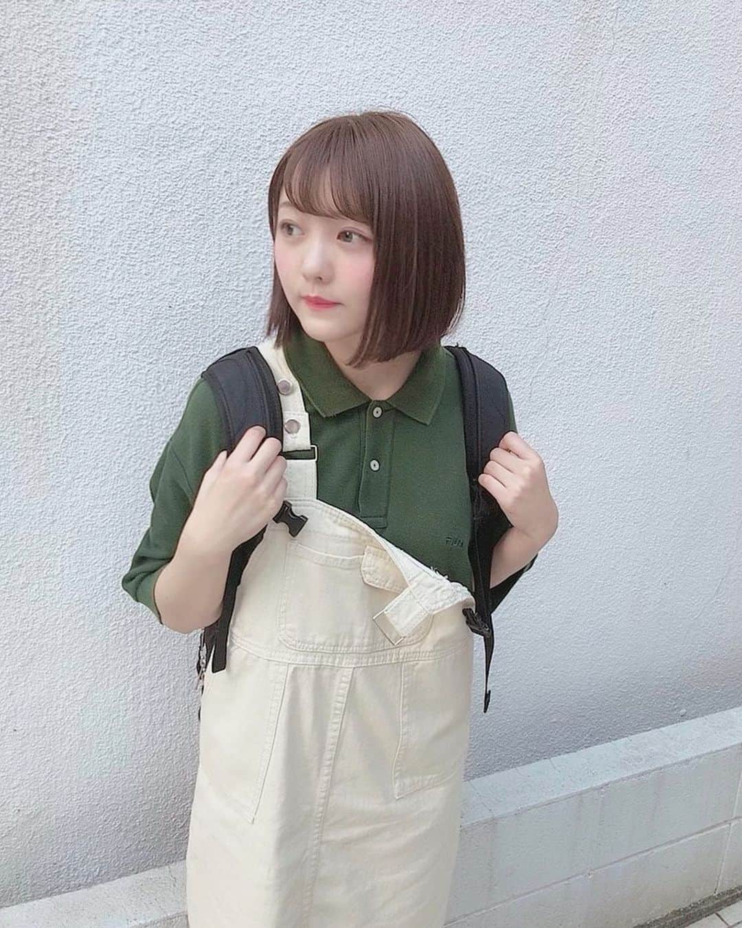 のインスタグラム：「全身も見てね🌻 ㅤ そして髪の毛切りました💇🏻‍♀️💕 今回も @byalansmithee_takanashi  前髪量少なくなってきたの誰か気づいて🥺 ㅤ ポロシャツは @filausa 古着 ㅤ スニーカーとリュックでカジュアルな感じにした！ ㅤ 黒で揃えたぽん ㅤ #低身長コーデ #大学生コーデ #カジュアルコーデ #ポロシャツ #古着 #古着女子 #古着コーデ #フルジョ #サロペット #ボブ」