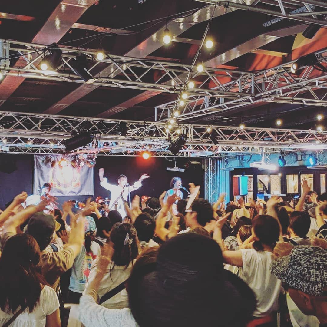 伊禮俊一さんのインスタグラム写真 - (伊禮俊一Instagram)「東京ライブありがとうございました‼️7/26～28  西大井のタルマッシュ～新宿エイサー祭り、目黒ゆがふまで、あっという間の３日間でした！  足をお運び頂いたみなさん、本当にありがとうございました～p(^^)q  今回はタルマッシュとゆがふで、SOAKのお二人がオープニングに歌ってくれて、またいつもと違ったフレッシュな空気に！二人にありがとう～！ ・ ・ また、ライブ後、イクマあきらさんと久々に飲んだり、いぜな島のシンガー島みずきさんと写真撮ったり！  打ち合わせでｴｰﾍﾞｯｸｽ行ったり、物まねの浜ちゃんとイクマあきらショットも受ける(笑)  他にもたくさんのアーティストとも交流できて、本当に楽しいひとときでした！  みなさん、ありがとうございました～(^-^)/ ・ ・ ・ #伊禮俊一 #イクマあきら #島みずき #新宿エイサー祭り #沖縄 #ライブ #三線ライブ #沖縄アーティスト #タルマッシュ #SOAK #浜ちゃん」7月29日 20時22分 - shunichi_irei