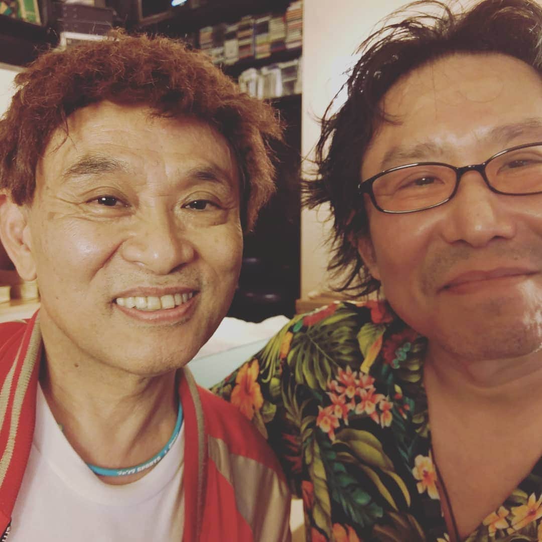 伊禮俊一さんのインスタグラム写真 - (伊禮俊一Instagram)「東京ライブありがとうございました‼️7/26～28  西大井のタルマッシュ～新宿エイサー祭り、目黒ゆがふまで、あっという間の３日間でした！  足をお運び頂いたみなさん、本当にありがとうございました～p(^^)q  今回はタルマッシュとゆがふで、SOAKのお二人がオープニングに歌ってくれて、またいつもと違ったフレッシュな空気に！二人にありがとう～！ ・ ・ また、ライブ後、イクマあきらさんと久々に飲んだり、いぜな島のシンガー島みずきさんと写真撮ったり！  打ち合わせでｴｰﾍﾞｯｸｽ行ったり、物まねの浜ちゃんとイクマあきらショットも受ける(笑)  他にもたくさんのアーティストとも交流できて、本当に楽しいひとときでした！  みなさん、ありがとうございました～(^-^)/ ・ ・ ・ #伊禮俊一 #イクマあきら #島みずき #新宿エイサー祭り #沖縄 #ライブ #三線ライブ #沖縄アーティスト #タルマッシュ #SOAK #浜ちゃん」7月29日 20時22分 - shunichi_irei