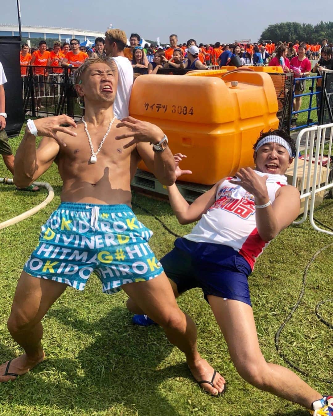 のインスタグラム：「昨日のWater Runイベントの写真📸 ・ 友達のDJのダイキ君が居たり、 ・ 前一緒にお仕事したラファエル君がいたり、 ・ 昔から見ていた芸人のモンキッキーさんに『笑撃』をプレゼントして頂いたり、 ・ 皇治君を狙撃してみたり、 ・ ランニングをしているランナーに水をかけたり(￣▽￣) ・ #最高のお仕事だった😆 @waterrun_official  #waterrun #アスリート1オモロいヤツを目指す」