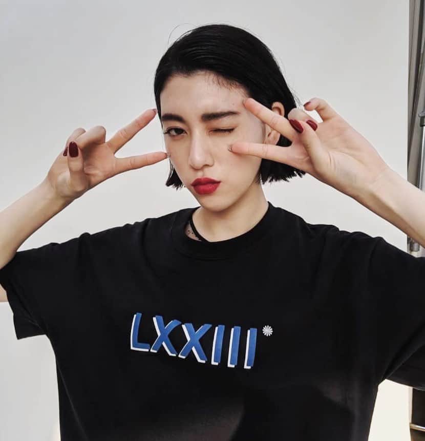 のインスタグラム：「今月号のJELLYの表紙をしていただいた、三吉彩花さんのオフショットをどうぞ😊😊 かわいい、、🥺手がキレイ、、🥺ウインク上手、、🥺 マルチグロスも大好評❣️ 中面の三吉ちゃんもとーってもかわいいよ🥰❗️ 是非見てねー！  #三吉彩花 #jelly #jelly9月号 #カバーガール #マルチグロス #大好評 #今日からクールな女の子 🖤」