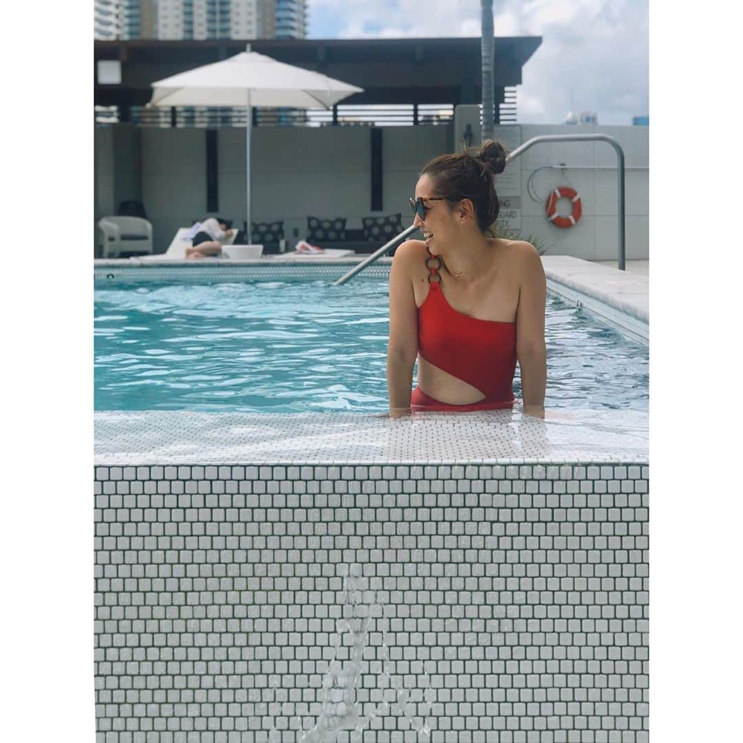 栗原佐知子さんのインスタグラム写真 - (栗原佐知子Instagram)「✴︎ ここ何年か、 SwimwearはBlackしか買っていなかったのだけど… . 今年は @_estella.k_ のRedを追加👙 . このシリーズ、何度も完売しているベストセラー💗 . UV加工されたイタリアのファブリックを使用していて、 カッティングがとにかくキレイなんです😍 . 他にもかわいい新作のSwimwearがたくさんあるので、 ぜひチェックしてみてくださいね✔️ . . #vacation #hawaii #pool #swimwear #outfit #fashion #ootd #coordinate #stylepost #ootd_cob #instafashion #instadaily #instalike #instagood #instapic #instatravel #estellak #saintlaurent #asaucemeler #tkees #コーディネート #ファッション #水着 #ハワイ #エステラケー #アソースメレ」7月29日 20時31分 - sachiko__kurihara