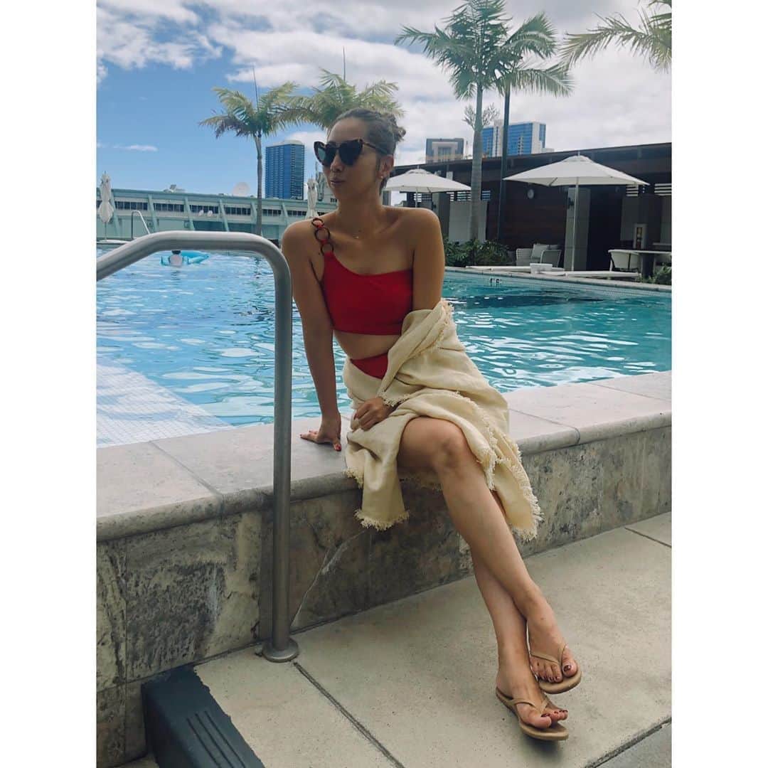 のインスタグラム：「✴︎ ここ何年か、 SwimwearはBlackしか買っていなかったのだけど… . 今年は @_estella.k_ のRedを追加👙 . このシリーズ、何度も完売しているベストセラー💗 . UV加工されたイタリアのファブリックを使用していて、 カッティングがとにかくキレイなんです😍 . 他にもかわいい新作のSwimwearがたくさんあるので、 ぜひチェックしてみてくださいね✔️ . . #vacation #hawaii #pool #swimwear #outfit #fashion #ootd #coordinate #stylepost #ootd_cob #instafashion #instadaily #instalike #instagood #instapic #instatravel #estellak #saintlaurent #asaucemeler #tkees #コーディネート #ファッション #水着 #ハワイ #エステラケー #アソースメレ」