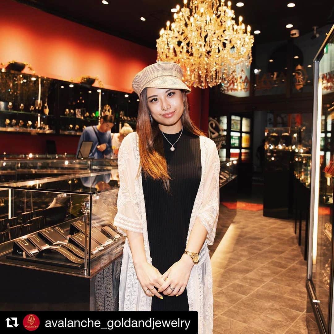 のインスタグラム：「いつも有難うございます💍 ネックレス、ピアス、リング、 ほとんどアバランチで買ってるよ❤️✨ 次は何をgetしよかなぁぁぁぁ😘💭 . . . #TOKYO #JAPAN #JAPINA #Singer #1988 #KeepSmiling #KeepSinging #yolo #LuvMyLife #❤️ . #Repost @avalanche_goldandjewelry with @get_repost ・・・ . 先日アヴァランチ新渋谷店に、Licanaさんがご来店されました。 #avagjceleb  いつもありがとうございます。  Licanaアカウント→ @licana  #avagj #avalanche #licana #shibuya #アヴァランチ #渋谷」