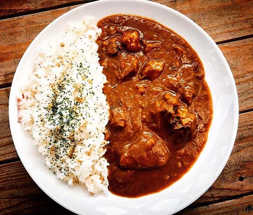 のインスタグラム：「明後日からパシフィコ横浜で行われルウ楽天カンファレンスにて肉と焼酎のまち都城！そしてふルウさと納税のPRに観光大使として参加すルウために横浜入り！当日は肉のまち都城として宮崎牛スネカレーやステーキカレーなど販売してルウので是非！！宮崎カレー最高てげうまルウ！ ★ ★ #ステーキカレー #ステーキ #難波 #カレー倶楽部ルウ #相互フォロー#フォロバ#肉好き #宮崎 #都城 #福岡  #横浜 #大阪 #楽天カンファレンス #鹿児島 #熊本 #パシフィコ横浜 #京都 #清水寺 #大阪カレー #肉 #梅田 #守口 #宮崎ランチ  #大阪駅前第3ビル #大阪ランチ #いいねした人で気になった人フォロー #カレー好きな人と繋がりたい #カレー #二年坂」