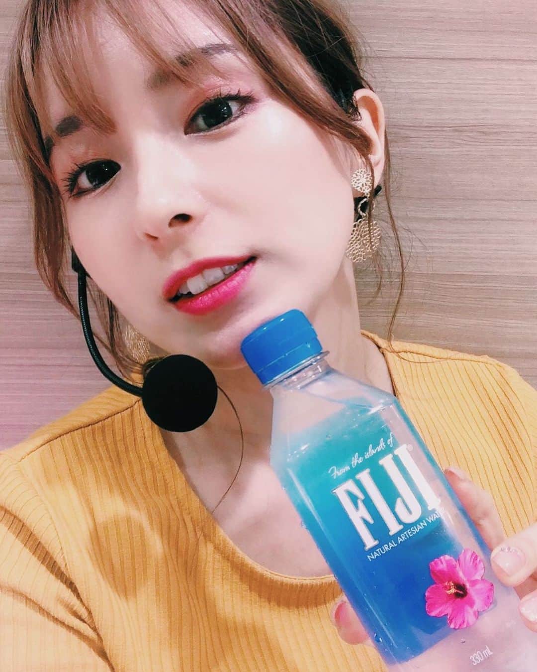 のインスタグラム：「この水見つけると、何処でも必ず買ってしまう🌺✨ 見た目も味も好きだ❤️ #フィジー #fiji」