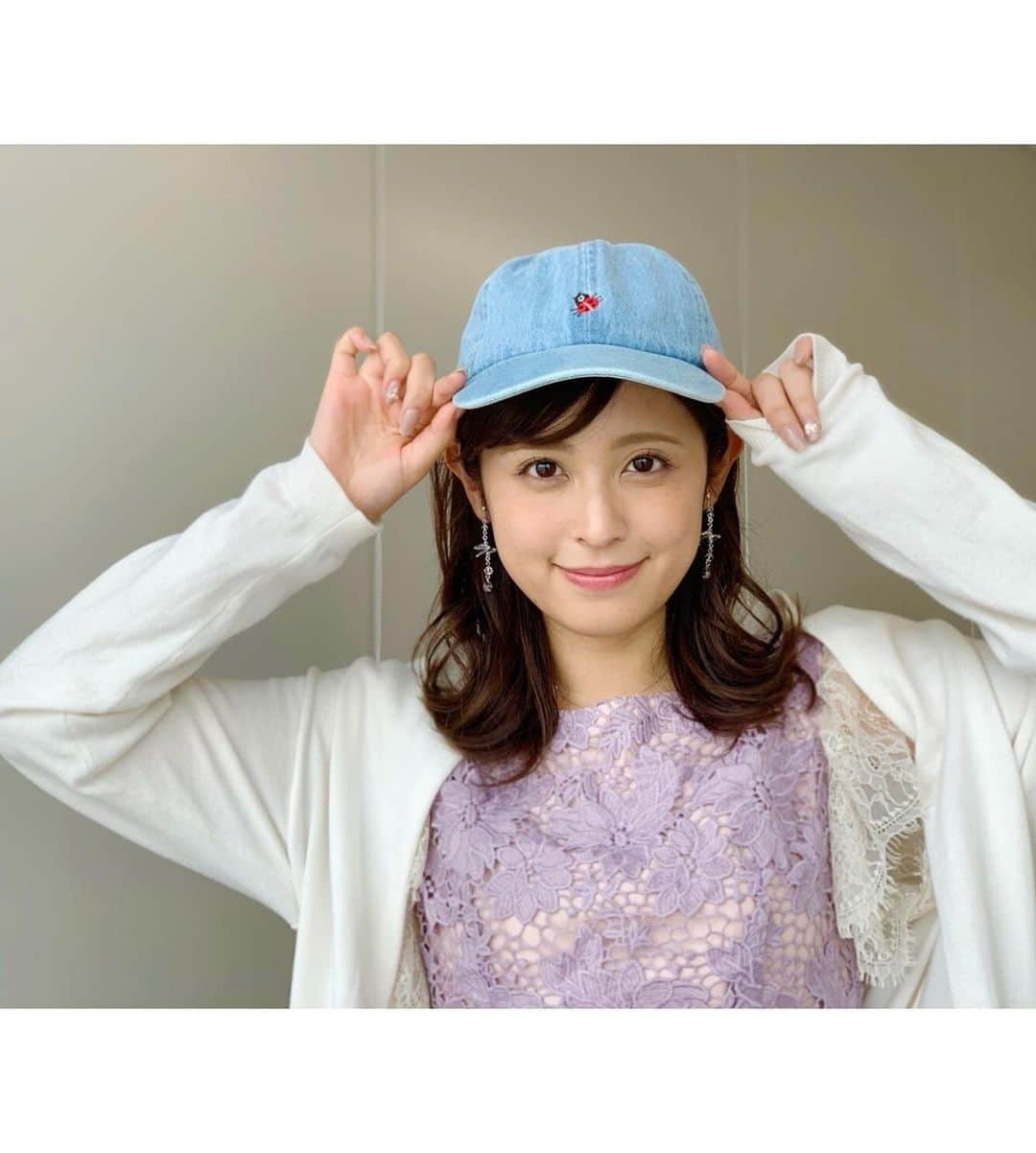 久慈暁子さんのインスタグラム写真 - (久慈暁子Instagram)「* 『 #新時代 』をテーマに 今年もＴシャツをデザインしました🌼🌸 《  #デイジー の花言葉は「平和」「希望」  #蜂 と #てんとう虫 は「幸せ」の象徴 》 令和の新時代に願うことを このＴシャツにちりばめてみました🐝🍯 そして去年とシリーズのような #手書き 感、 さりげない #めざましくん もポイント！ * 帽子は #デニム生地 に 小さく「幸せ」の象徴  手書き てんとう虫くんを 載せてみました🐞 * #フジテレビ本社7階 #めざましランド で販売中です。 #ネット販売 もしています。 ぜひチェックしてみてください💗 * #めざましテレビ #Ｔシャツ #キャップ #1日店長 #沢山の方にお会いできて #嬉しかったです #ありがとうございました ♡」7月29日 20時46分 - kuji_akiko