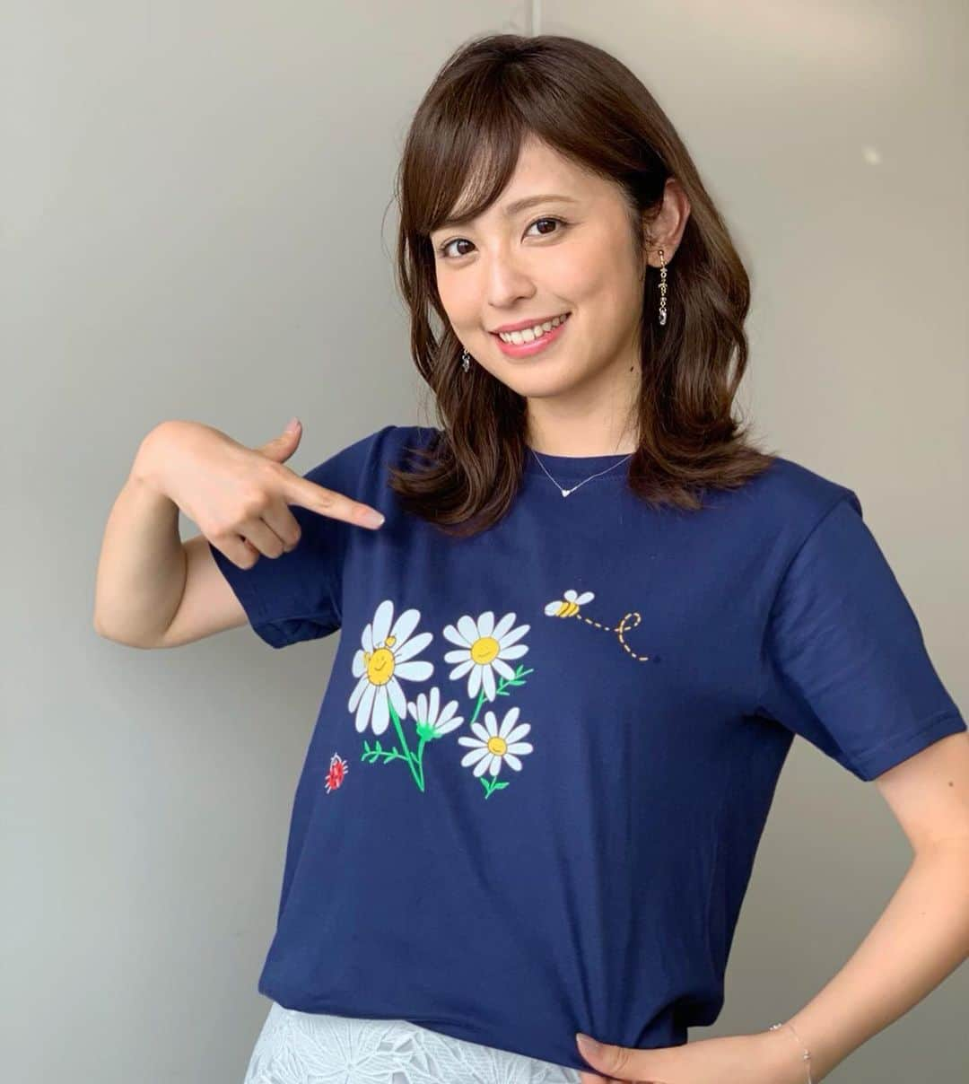 久慈暁子さんのインスタグラム写真 - (久慈暁子Instagram)「* 『 #新時代 』をテーマに 今年もＴシャツをデザインしました🌼🌸 《  #デイジー の花言葉は「平和」「希望」  #蜂 と #てんとう虫 は「幸せ」の象徴 》 令和の新時代に願うことを このＴシャツにちりばめてみました🐝🍯 そして去年とシリーズのような #手書き 感、 さりげない #めざましくん もポイント！ * 帽子は #デニム生地 に 小さく「幸せ」の象徴  手書き てんとう虫くんを 載せてみました🐞 * #フジテレビ本社7階 #めざましランド で販売中です。 #ネット販売 もしています。 ぜひチェックしてみてください💗 * #めざましテレビ #Ｔシャツ #キャップ #1日店長 #沢山の方にお会いできて #嬉しかったです #ありがとうございました ♡」7月29日 20時46分 - kuji_akiko