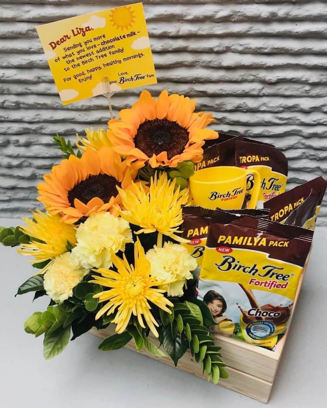 リザ・ソベラーノさんのインスタグラム写真 - (リザ・ソベラーノInstagram)「Thank you so much to my Birch Tree family for sending me this sweet bouquet of my all-new favorite: Birch Tree Fortified Choco, may mug and flowers pa! Here’s to good, happy, and healthy mornings indeed! ✨💛 #ItsEverybodysMilk」7月29日 20時46分 - lizasoberano