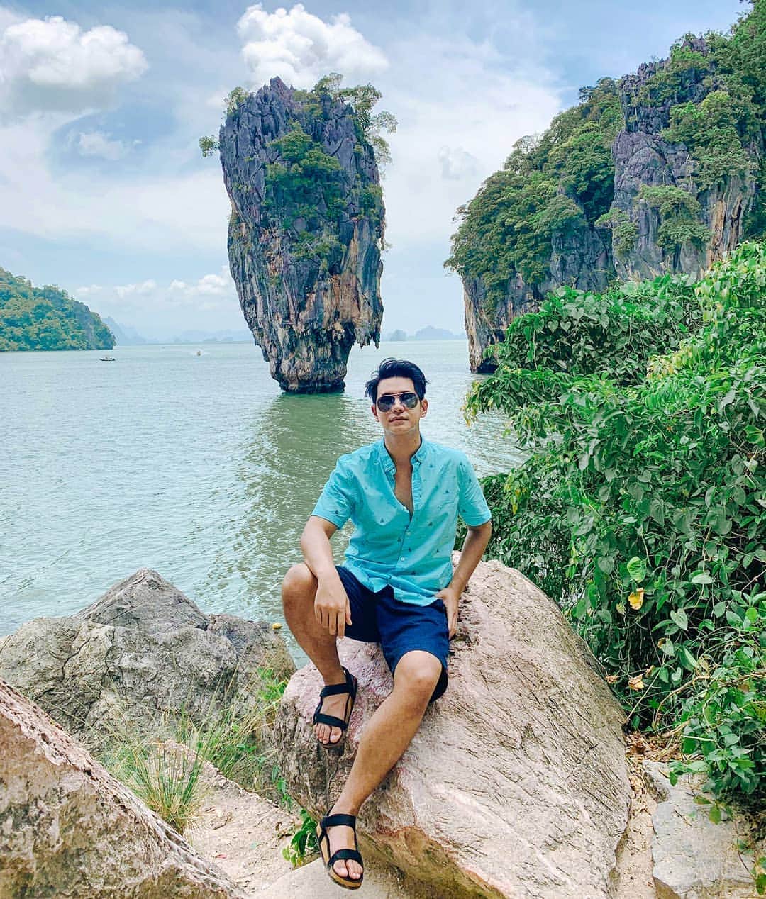 アイス・サランユーのインスタグラム：「ใช้ชีวิตให้มีความสุข  ทำอะไรแล้วมีความสุข ก็ทำสิ่งนั้น  การท่องเที่ยวคือความสุข  จะไปให้ครบ ทุกจังหวัด ในประเทศไทยให้ได้ ✌✌✌ #เที่ยวทั่วไทยกับไอซ์ศรัณยู  #พังงา  #เขาตาปู」