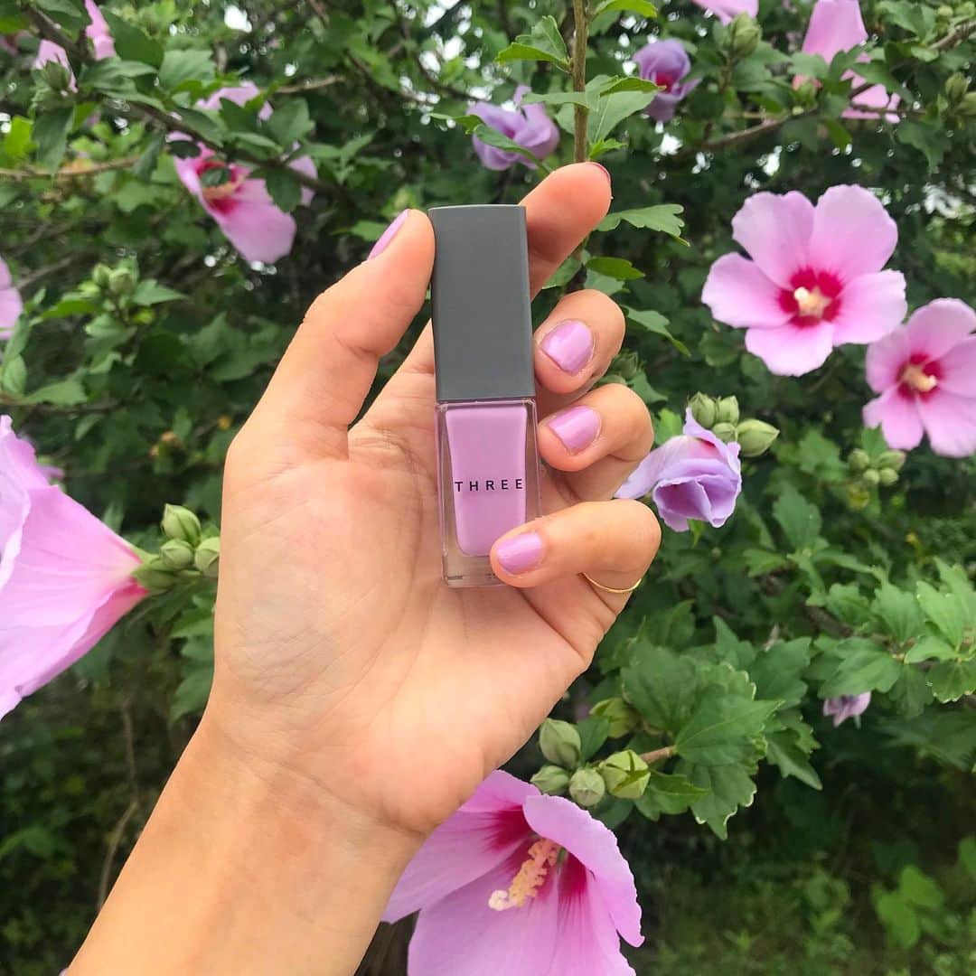 のインスタグラム：「【UNI-NAIL💅🏼】﻿ 智子のこだわりネイルギャラリー﻿ ﻿ ネイル好きのELLEgirl UNI creatorがこだわりのネイルデザインをご紹介する「UNI-NAIL」💅🏼﻿ 今回は「断然セルフ派！」と宣言する上野智子ちゃんが登場😍塗りやすさとおしゃれなカラーを両立する厳選アイテムを紹介してくれるよ✨🧜🏻‍♀️セルフ派もサロン派も是非参考にしてみて！👀﻿ ﻿ ﻿ 💁🏻‍♀️セルフネイル派 上野智子( @tomokoueno )﻿ ﻿ ①「THREE」(@threecosmetics )“ネイルポリッシュ 66”はくすみニュアンスの「パープルが個人的にヒット😌🌟﻿ ﻿ ②「キャンメイク」(@canmaketokyo )“カラフルネイルズ ワインレッド”はプチプラと思えない上品カラーが◎﻿ ﻿ ③ムラになりにくい「スキンフード」(@skinfood_japan )からは“タロイモティー”をセレクト！　2度塗りするとしっかりグレージュに発色しておしゃれ💘﻿ ﻿ ④「RMK」(@rmkofficial )のグリーンティカラーは、日焼け肌との相性抜群で夏に重宝するカラー🌴渋めのグリーンがお気に入りだけど限定色でもう買えないのが残念😢﻿ ﻿ ﻿ ﻿ #ELLEgirl #uninail #ネイルギャラリー #ネイルデザイン #ネイルデザイン2019 #ネイルデザイン夏 #three #threecosmetics #スリーネイルポリッシュ #スリーネイルポリッシュ66 #キャンメイクネイル #キャンメイク #カラフルネイルズ #rmkネイルポリッシュ #rmk #スキンフード #スキンフードネイル #タロイモティー #プチプラコスメ #プチプラネイル #セルフネイルデザイン #ellegirluninail  #ellegirluni」