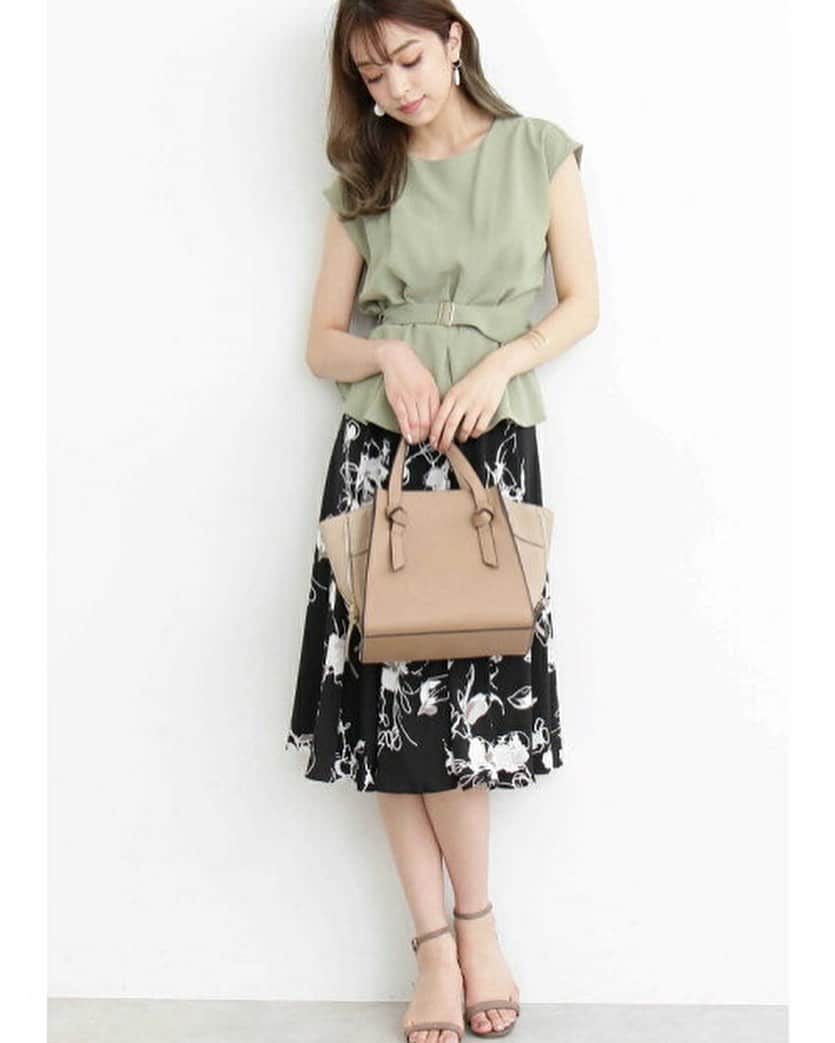 のインスタグラム：「.⁣⁣ ----------------------------------------------⁣---⁣ ウエストタックノースリーブブラウス⁣ N. Natural Beauty Basic⁣ 送料無料⁣⁣ ----------------------------------------------⁣---⁣ .⁣⁣ N.で人気のアイテムが、袖丈をノースリーブにアップデートして登場💋 ⁣ ⁣ タックシルエットが綺麗なペプラムブラウスは、⁣ ベルトのメタルバックルとボリュームのあるラインがポイント💖⁣ ⁣ 肩をおおった袖丈と柔らかい素材でオフィススタイルにもぴったりです🎵⁣ ボトムアウトしたまま着られる楽ちんさも魅力の一枚🤝✨ ⁣ スカートはもちろん、ワイドパンツと合わせてウエスト高めの演出もおすすめです◎⁣ .⁣⁣ #楽天ブランドアベニュー #楽天 #rakuten #rakutenbrandavenue #NNaturalBeautyBasic #NaturalBeautyBasic #エヌナチュラルビューティーベーシック #ナチュラルビューティーベーシック #エヌ #コーデ #コーディネート #ファッション #夏服コーデ #今日のコーデ #きょコ #お洒落さんと繋がりたい #服好きな人と繋がりたい #ブラウス #シャツ #ノースリーブ #タックブラウス #shirt #blouse #sleeveless #nosleeve #ootd #style #fashion #casual #natural」
