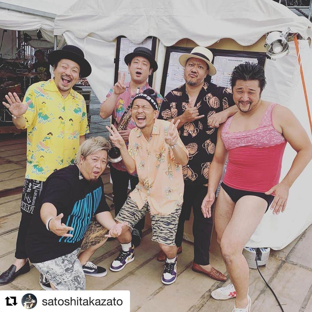 シーサーさんのインスタグラム写真 - (シーサーInstagram)「・ 男鹿ロックフェス♬ ナイスパーティーありがとう様◎ パーティーは続くよ！ ピス！  Repost @satoshitakazato ・・・ 男鹿フェス！  本日のサポートは、TOTALFAT のギター、Kuboty！！ 細かいタッチから勢いのある音！  コーラスワークも助かったー！！ 初のセッションが粒マスタード安次嶺とのライブ、、、笑笑  いかに笑いをこらえるかが至難の技。  目を合わせてはいけない！  メドューサのごとく、身体なな魔法がかかってしまう！  あぶない！！Kuboty！！ 避けろ！かわしてくれー！  って、演奏しながらクボッティーの心配してたけど、Kubotyは目が調子悪くて全然目が開いてなかったから、粒マスタード安次嶺の魔法にかからずに済んだらしい、、、笑  良かったー！  サンキュー男鹿フェス！  サンキューKuboty！  サンキューお客さん！  ありがとう秋田ーーー！！ #mongol800 #tetrapots #粒マスタード安次嶺 #onrf #男鹿ロック #男鹿フェス #男鹿なまはげロックフェスティバル #TOTALFAT #Kuboty #秋田」7月29日 11時47分 - __seasir__