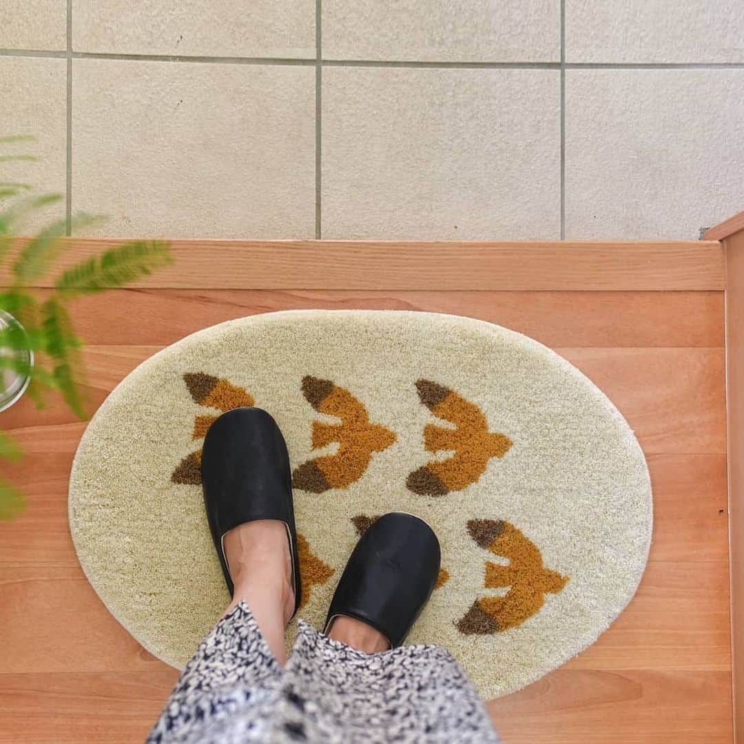 北欧、暮らしの道具店さんのインスタグラム写真 - (北欧、暮らしの道具店Instagram)「これ1つで玄関の印象がぐっと素敵に変わります◎ . - - - - - - - - - - - - もうすぐお盆やすみ。 帰省で、家族や友人が家にやってくる！ なんて方も多いのではないでしょうか。  そんなこれからの時期に、 心強い味方となってくれる 人気の玄関マットが 2色そろって入荷しました！  大きくインテリアを変えなくても、 玄関マットを敷くだけで  ぐっとおしゃれになりますよ◎  裏側には滑り止め加工つきなので、 マットがずれにくいのも うれしいポイントです。 . - - - - - - - - - - - - 玄関マット/もてなし上手のカモメ柄（ブルー、マスタード）/KURASHI&Trips PUBLISHING . ▶お買いものは写真内のタグをタップ！　またはプロフィールのリンクからどうぞ→@hokuoh_kurashi ・ 🎁お買い物いただいた皆さま全員に、 当店オリジナル短編ドラマ「青葉家のテーブル公式ブックレット」をプレゼント中です！ . #interior#interiors#homedecor#instahome#homewares#homestore#KURASHIandTripsPUBLISHING#KURASHIandTrips#インテリア#北欧インテリア#玄関#玄関マット#ウェウカムマット#賃貸#賃貸物件#賃貸マンション#賃貸インテリア#マイホーム#インテリア雑貨#家具#シンプル#シンプルライフ#シンプルデザイン#暮らしを楽しむ#日々の暮らし#北欧#暮らし#北欧暮らしの道具店」7月29日 11時50分 - hokuoh_kurashi
