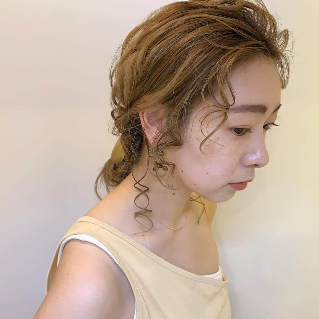 YU-U（工藤由布）さんのインスタグラム写真 - (YU-U（工藤由布）Instagram)「2019,07,29のアレンジ  今日は会いたい人に会いに行く🎀 19mmで🌰🌰低めのシニヨン合わせ☝🏻 コーム&ピアス… @nood.aoi ポニーフック… @ham922 ・・・ #ヘアアレンジ #uアレンジ #ボブアレンジ #ミディアムアレンジ #ロングアレンジ  #uボブアレンジ #hairarrange #hairstyle #tcbsnap #noodaccessory #littlesuzie #🌰🌰アレンジ #スーパーローシニヨン」7月29日 11時51分 - nyan22u22nyan