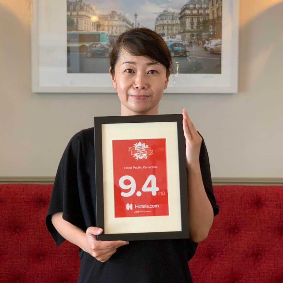 ホテルパシフィック金沢さんのインスタグラム写真 - (ホテルパシフィック金沢Instagram)「. 【 Hotels.com の『Loved by Guests award 2019』を受賞いたしました〜!! 】 . . ど～も!! みなさま こんにちは!! (^o^) / . ホテルパシフィック金沢 杉野です。. . 梅雨明け宣言後の金沢ですが、先週末は雨ばかりで観光で来られた方は残念な週末でしたね〜！(XoX）. コレに懲りず、是非 また金沢に遊びに来てくださいね〜☆ . . さて、本日 ご報告するのは こちら!! 世界 200 超の国と地域の数十万軒の中から、あらゆるタイプの宿（ホテル、バケーションレンタル、リゾート、アパートメント、ゲストハウスやツリーハウスまで）を、41 言語による 90 のローカルウェブサイトを通じて紹介する世界最大級のオンライン宿泊施設予約サイト “ Hotels.com ” の、お客様からのレヴューによって選出される『Loved by Guests award 2019』を この度 受賞いたしました〜!!! ( guest rating 9.4 ） . . これからも いただいた評価にそぐわぬよう、当館でのご滞在を快適にお過ごしいただくために スタッフ一同 真心込めた接客に努めてまいりますので、今後とも どうぞ 変わらぬご愛顧のほど、宜しくお願い申し上げます。 m(u_u)m . 写真は、新スタッフ 吉田さんです。. 吉田さんは グループのスタジオ「YoMA Fitness studio」にてヨガ講師もされているんですよ☆. . よければ そちらも 是非 checkしてみてくださいませ〜！. @yomafitnessstudio . #hotelpacific #hotelpacifickanazawa #ホテルパシフィック #ホテルパシフィック金沢 #hotelscom #ホテルズドットコム #lovedbyguestawards #lovedbyguestaward #lovedbyguestawardwinner2019 #ホテル #hotel #instatravel #travel #renovation #リノベーション #renovationhotel #リノベホテル #japan #jpn #金沢 #kanazawa #yoma_fitness #ヨーマヨガ #金沢ヨガ」7月29日 11時55分 - hotel_pacific_kanazawa