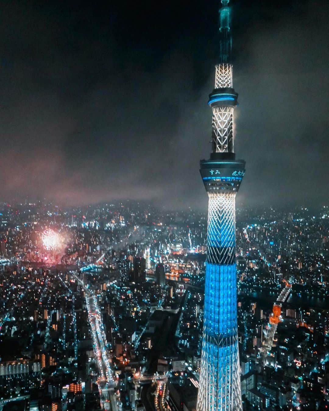 ケリーさんのインスタグラム写真 - (ケリーInstagram)「先週末、隅田川花火大会ヘリコプターに乗って、 上から見ました😍🎆🎇 ・ 東京スカイツリーがめちゃ近くで見えて、 花火大会を観れるのが一番いい贅沢なポイント😅💓 ・ もう、夏はが始まりましたねー🌈☀️🌻 ・ 皆さんは今年の夏休みはどこか 行かれる予定ありますか❓ ・ Sumidagawa Fireworks view  from the Helicopter 🚁🎇❤️ ・ #sumidagawa#fireworks#tokyoskytree#tokyo #隅田川花火大会#花火大会#夏#夏休み」7月29日 11時58分 - kellymisawa