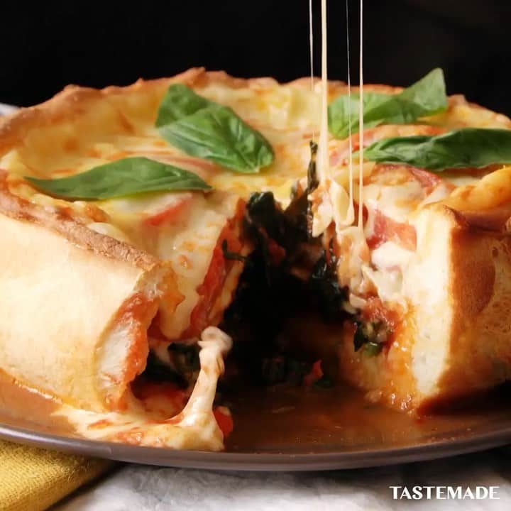 のインスタグラム：「【カロリー・ヴァイオレンス】王様のシカゴピザ🍕⁠⠀ ⠀⁠⠀ スマホアプリはレシピを簡単に探せるよ📲⠀⁠⠀ ダウンロードはプロフィールのURLをクリック👆 ⠀⁠⠀ ■材料⠀⁠⠀ ケーキ型(外径約20cm×高さ約7cm）⠀⁠⠀ 強力粉（打ち粉用）適宜⠀⁠⠀ オリーブオイル（型に塗る用）適宜⠀⁠⠀ 《具材》⠀⁠⠀ とろけるチーズ　100g⠀⁠⠀ モッツァレラチーズ 200ｇ⠀⁠⠀ トマトソース　600ｇ⠀⁠⠀ スライスサラミ　17枚⠀⁠⠀ 茹でほうれん草　4株⠀⁠⠀ トマト　2個⠀⁠⠀ ブラックオリーブ　10個⠀⁠⠀ マッシュルーム　10個⠀⁠⠀ タバスコ⠀⁠⠀ 生バジル⠀⁠⠀ 《ピザ生地》⠀⁠⠀ 強力粉　150g⠀⁠⠀ 上新粉　30g⠀⁠⠀ インスタントドライイースト 小さじ3/4⠀⁠⠀ 砂糖 大さじ1⠀⁠⠀ 塩　小さじ1/2⠀⁠⠀ オリーブオイル　大さじ1⠀⁠⠀ ぬるま湯　90～100cc⠀⁠⠀ ⠀⁠⠀ ■手順⠀⁠⠀ 1. ピザ生地の材料を全てこね合わせ一次発酵をとる（40度30分～）⠀⁠⠀ 2. 打ち粉をし、ピザ生地を丸く大きく広げ、オリーブオイルを塗ったケーキ型に敷き詰める⠀⁠⠀ 3. お好きな順番で具材を全て入れてゆく⠀⁠⠀ 4. 160℃のオーブンで8分～焼き、型を外してさらに240℃のオーブンで7分～焼く⠀⁠⠀ 5. お好みでタバスコやバジルをトッピングして完成！⁠⠀ ⠀⁠⠀ #food #foodie #cooking #recipe #tastemade #japan #japanese #japanesefood #pizza #chicago⠀⁠⠀ #料理 #クッキング #レシピ #おうちご飯 #おうちごはん #おうちカフェ #ランチ #お昼ごはん #ディナー #夜ごはん #ピザ #シカゴピザ」
