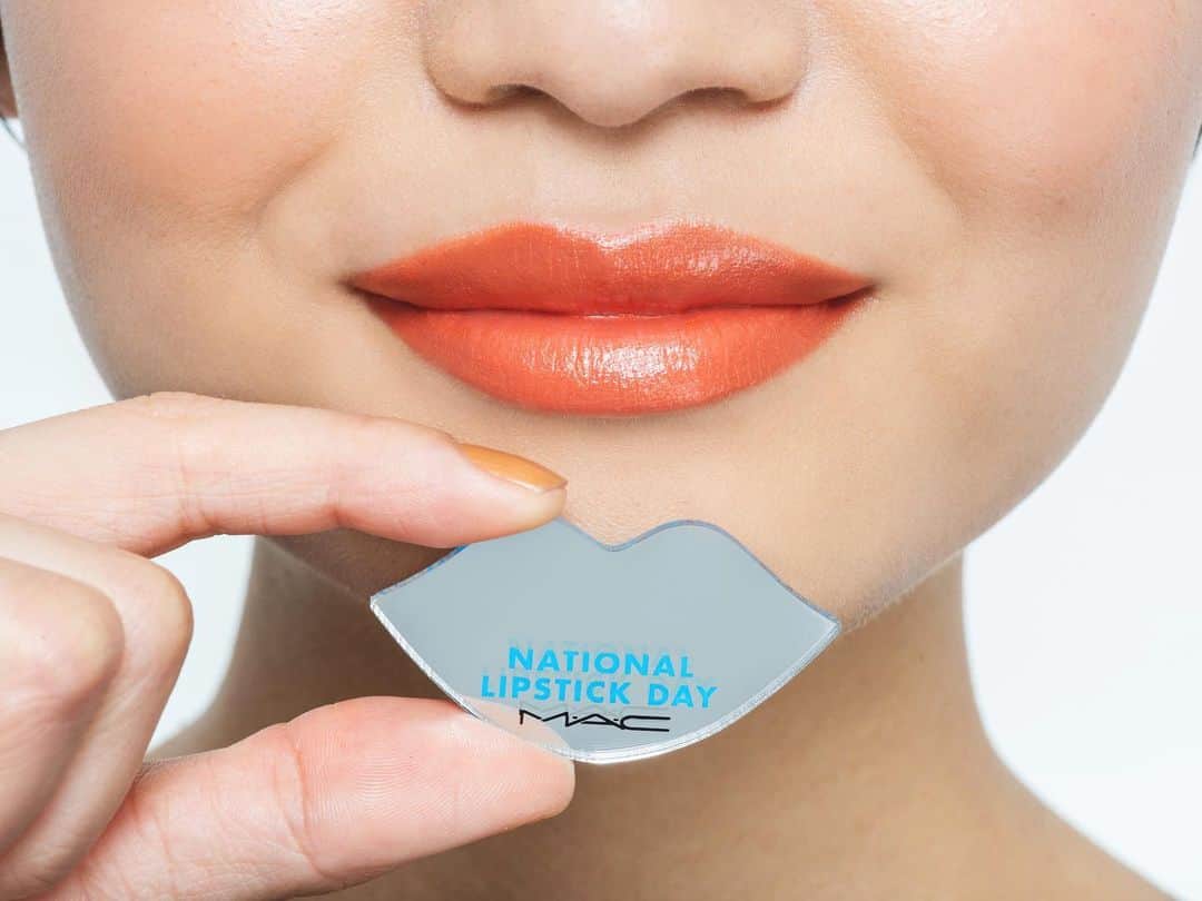 M∙A∙C Cosmetics Japanのインスタグラム：「⠀ 【本日最終日！】一年に一度のこの機会に、誰でも使いやすいオレンジカラーでトレンドリップにトライ✨ ⠀ 本日7月29日(月)まで、全国のM・A・Cコーナー、公式オンラインショップで対象のリップスティックを1本購入していただいたお客さまに、リップミラーをプレゼント🎁 ⠀ [対象リップスティック] リップスティック パウダー キス リップスティック レトロマット リキッド リップカラー デンダートーク リップ バーム プレンティ オブ パウト プランピング リップスティック ⠀ *各日ミラーは無くなり次第終了です *お1人様1会計につき1回までです *MINI M･A･Cは対象外です ⠀ ⠀ #ナショナルリップスティックデー ⠀ MODEL:  M·A·C ARTIST MINA SASAMORI @i.mac_artist PHOTO: @takaki_iwata ⠀ ⠀ ⠀ ⠀ ⠀ #MACCosmeticsJapan #MACコスメ #MACCosmetics #MAC #コスメ #メイク #リップ #口紅 #リップスティック #リップメイク #MACリップ」