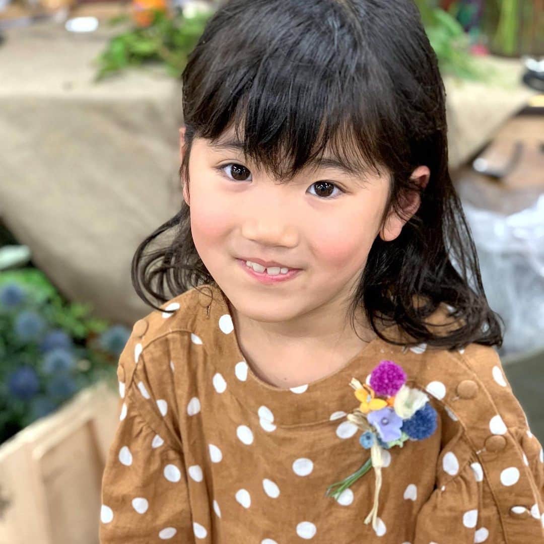 手紙社さんのインスタグラム写真 - (手紙社Instagram)「【「ちいさなもみじ市 2nd」in 福島：ブローチと耳飾りを作るワークショップを開催します！】 羊毛フェルトと布花による花・植物モチーフを中心としたアクセサリーを制作するfeltico 麻生順子さん。ちいさなもみじ市当日は、野の花を摘むように好きな羊毛花を自由に選んで手作りする「花摘みのブローチ/耳飾り」のワークショップを開催します。世界に一つしかないオリジナルのアクセサリーは、身につけるだけで気分を明るくしてくれるはず。ぜひ、この機会にチャレンジしてみてはいかがでしょうか。 ※ご予約は8/1（木）12:00〜受付開始いたします . ▶︎詳細は「@tegamisha」のプロフィールから公式サイトの「NEWS & TOPICS」→「ちいさなもみじ市 2nd」の記事をチェック！ . 【ちいさなもみじ市】 会期：2019年8月17日（土）〜18日（日） 時間： 10:00〜16:00 会場：ニューヤブウチビル （福島県福島市大町9-21） . 《予約受付中の同時開催イベント》 【「tico moon Live～星空の音楽会～」8/17（土）】 日程：2019年8月17日（土） 開演：19:00（開場：18:30〜） 入場料:3,500円（税込）＋別途1ドリンク ＊未就学児無料 会場：ニューヤブウチビル屋上 . #手紙社#手紙舎#もみじ市 #ちいさなもみじ市#高旗将雄#ateliercoin#katakata#日光珈琲#maruyoshi#feltico#coupé#ticomoon#羊毛フェルト#ワークショップ#workshop#福島#ニューヤブウチビル」7月29日 12時03分 - tegamisha