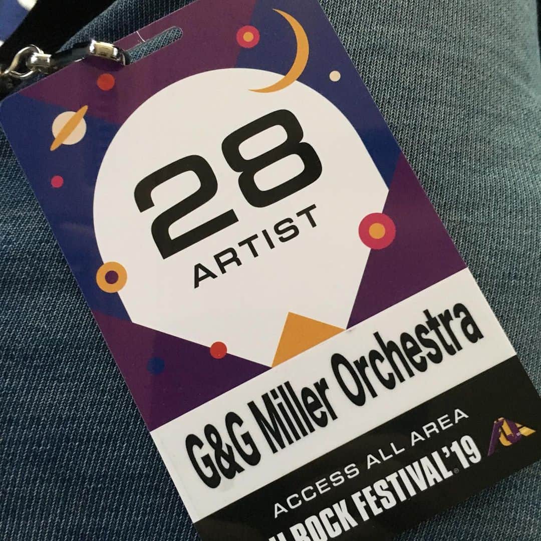 トータス松本のインスタグラム：「FUJI ROCK FESTIVAL ‘19のクロージング、G&G Miller Orchestra のステージで6曲歌ったったー。いやー、ビッグバンド気持ちいい！ メンバー、 スタッフのみなさん、お客さん、ありがとうございました。 #苗場入る前に #とんかつ #着いて #カレー #本番前 #ピザ #最後 #苗場出る前に #カツカレー #締まりました」