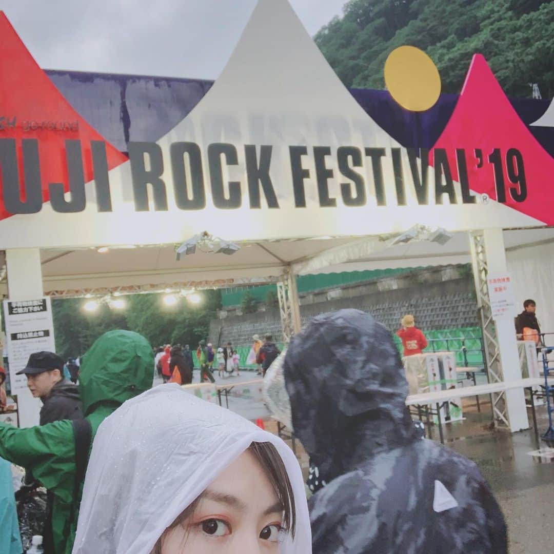 菅原紗由理のインスタグラム：「週末はフジロック！！ 今年も行ってきた🏃‍♀️！！！ 去年も雨に打たれたけど、 今年はわりと早い時間から 尋常じゃない量で降り始め、 カッパも上下しっかり着たはずが 結果、滝にでも打たれたかのようにずぶ濡れ。笑 カッパ意味なし。笑  あんな大雨の中 ご飯食べたのも初めてかもしれん。笑  まるで修行に耐えるかのよう 激しい雨の中待ち続けたSIAのライブ。 念願の生歌。  大粒の雫すら 演出に感じてしまうほど 想像以上の素晴らしい歌声。。 静かに、大興奮。ほんとに、大好きです。  曲間、ブレスの一つ一つに、 彼女の世界観が敷き詰められ 一本の映画を観たような感覚だったな。。 こうゆうステージ、演出が成り立つのは、 やはり歌声と、楽曲の良さがあってこそ。  あんま素晴らしい素晴らしいって言うと 嘘くさいけど、ほんとに胸がヒリヒリするほど、素晴らしい時間だったぁ。  ほどよいふくらはぎの筋肉痛と共に 新潟のお米を美味しくいただき、 笹団子片手に幸せな気持ちで帰宅。  2019年、一つ目の夏の思い出。🍉 #fujirock #fujirockfestival #fujirock2019 #SIA #THESxPLAY #菅原紗由理」