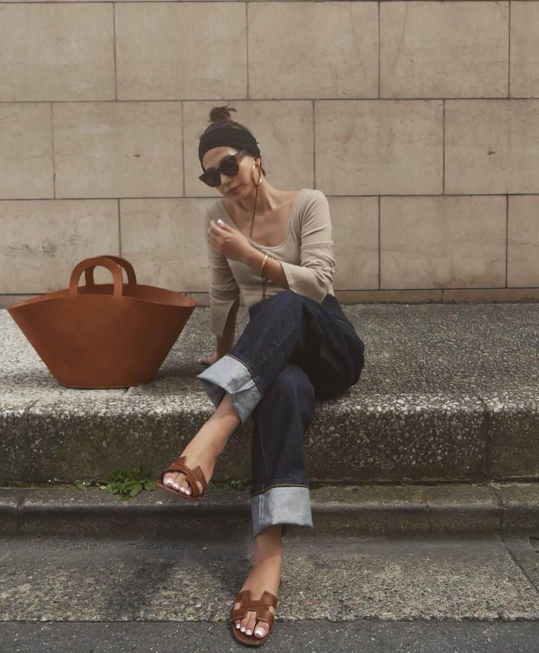 JUNNAのインスタグラム：「@etretokyo  8月1日から2019 Autumn Collection " THE TAILORED NEUTRAL "のスタートです🍁  ONLINE STOREにて是非ご覧下さい。  top/ #バックオープンロングスリーブ  AW  8/1発売 hair accessory/ @toteme  denim/ #ボーイフレンドデニム  AW  8/1発売 sandal/ #hermès #hermesoran pierce・bangle/ #loewe  sunglasses/ #celine  bag/ @laurenmanoogian  着用しているデニムはSサイズです。 いつもはXSサイズだけど、 これはルーズに履きたかったからSとM悩んでSにした😎 サイズ展開はXS.S.Mです。 ・ ・ ・  ETRÉ TOKYOオープンバックシリーズたち👀 ⬇︎ #エトレオープンバック #オープンバックロングスリーブトップス #バックオープンUネックキャミ #スクエアネックオープンバックボディースーツ #オープンバックインナーキャミソール #オープンバックフラットキャミソール #オープンバックレースキャミソール  #etretokyo #2019ETREaw」