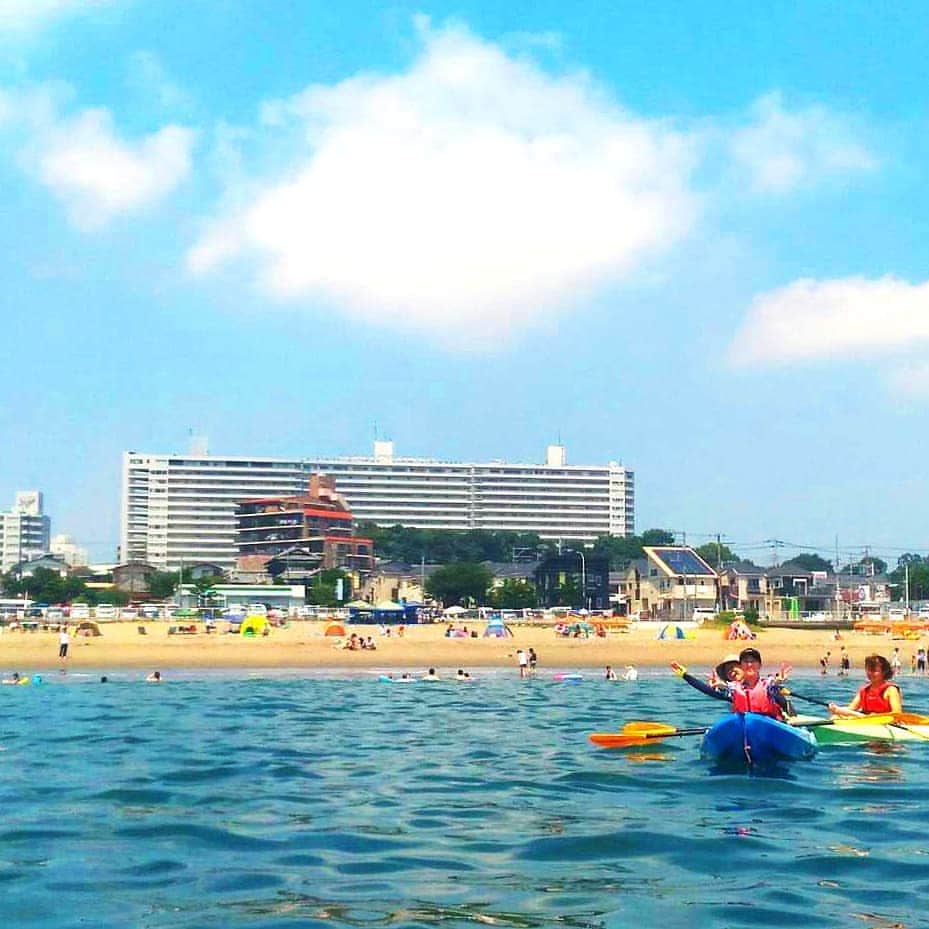 【公式】オーシャンリゾートホテル マホロバ・マインズ三浦さんのインスタグラム写真 - (【公式】オーシャンリゾートホテル マホロバ・マインズ三浦Instagram)「シーカヤックで大きな海へ漕ぎだそう！ 三浦海岸は比較的波が穏やかなのでビギナーにもおすすめです。  詳細はHPのイベント・アクティビティページで。  #三浦海岸 #海水浴 #海 #ビーチ #シーカヤック #夏空 #カヤック #夏休み #リラックス #OTODAMA #igで繋がる海 #海好きな人とつながりたい #ビーチスポーツ #湘南 #三浦半島いいところ🙌 #スポーツ #癒やし #海遊び #日本の絶景 #マリンスポーツ #スローライフ #音霊 #自然が好き #マホロバマインズ #maholovaminds #ファインダー越しの私の世界 #マホロバケーション #三浦半島 #マホロバ #マホロバマインズ三浦」7月29日 12時19分 - maholova_minds_miura