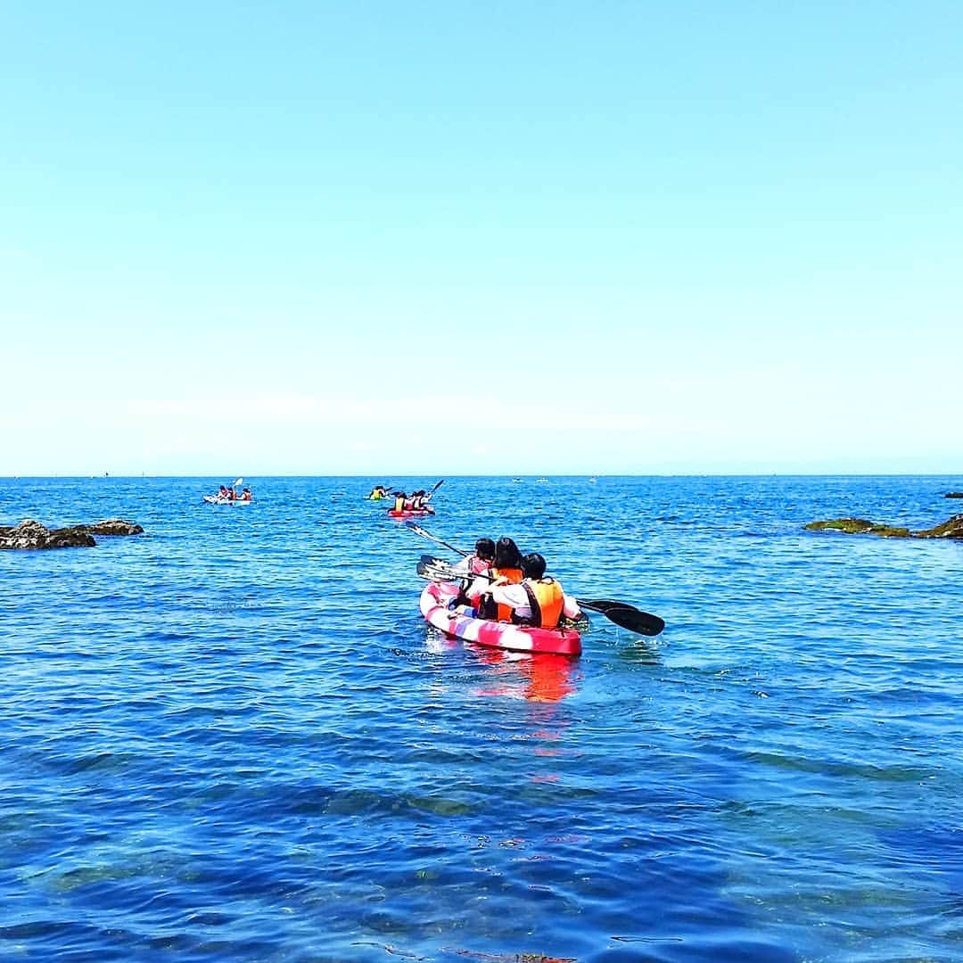 【公式】オーシャンリゾートホテル マホロバ・マインズ三浦さんのインスタグラム写真 - (【公式】オーシャンリゾートホテル マホロバ・マインズ三浦Instagram)「シーカヤックで大きな海へ漕ぎだそう！ 三浦海岸は比較的波が穏やかなのでビギナーにもおすすめです。  詳細はHPのイベント・アクティビティページで。  #三浦海岸 #海水浴 #海 #ビーチ #シーカヤック #夏空 #カヤック #夏休み #リラックス #OTODAMA #igで繋がる海 #海好きな人とつながりたい #ビーチスポーツ #湘南 #三浦半島いいところ🙌 #スポーツ #癒やし #海遊び #日本の絶景 #マリンスポーツ #スローライフ #音霊 #自然が好き #マホロバマインズ #maholovaminds #ファインダー越しの私の世界 #マホロバケーション #三浦半島 #マホロバ #マホロバマインズ三浦」7月29日 12時19分 - maholova_minds_miura