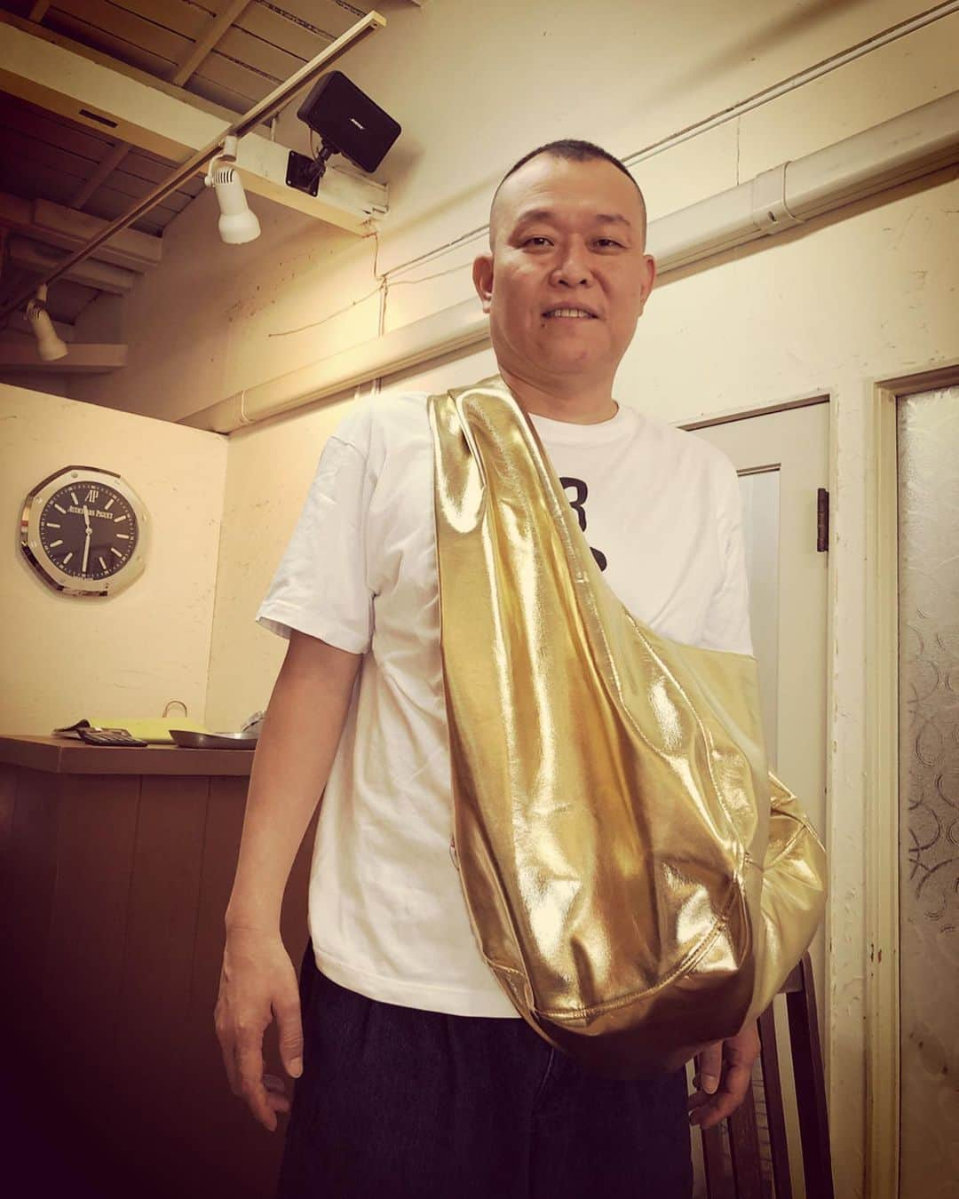 杉本知香さんのインスタグラム写真 - (杉本知香Instagram)「おしゃれせいじ。 ギャルソンの金ピカカバン。 ドルガバの靴。 せいじさんの為に作ってるんじゃないかなと思う🤣 いちいちお洒落。 #ドライヤー2秒 。  久々のチャド😆✂️✨ #千原せいじ#千原兄弟#チハラトーク #ドルガバ#ギャルソン#ワンパンマン  #チャドマレーン」7月29日 12時12分 - sugimotoc