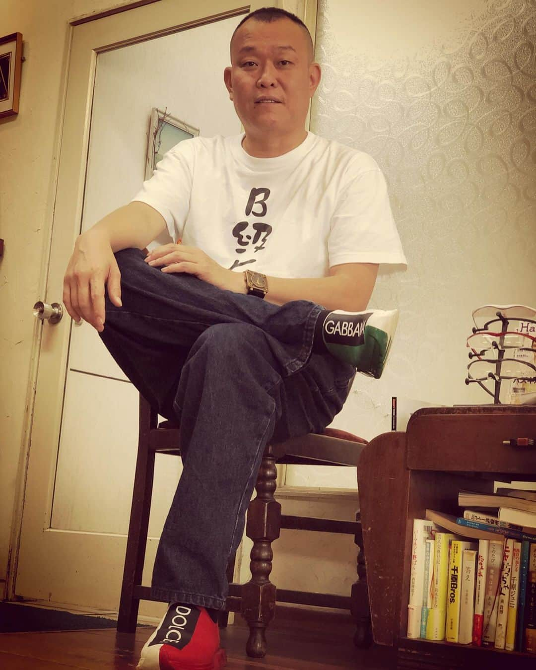 杉本知香さんのインスタグラム写真 - (杉本知香Instagram)「おしゃれせいじ。 ギャルソンの金ピカカバン。 ドルガバの靴。 せいじさんの為に作ってるんじゃないかなと思う🤣 いちいちお洒落。 #ドライヤー2秒 。  久々のチャド😆✂️✨ #千原せいじ#千原兄弟#チハラトーク #ドルガバ#ギャルソン#ワンパンマン  #チャドマレーン」7月29日 12時12分 - sugimotoc