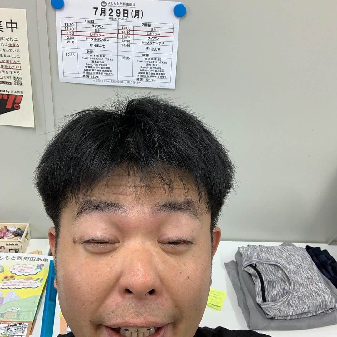 西川晃啓のインスタグラム：「気絶楽屋  相方の服のたたみ方綺麗すぎて気絶  #あるある探検隊#レギュラー#気絶#気絶の日々#ギャグ#西梅田劇場#大阪駅#出番#楽屋#相方#私服#たたむ#几帳面#涼しい#外#真夏#1回目#終わり」