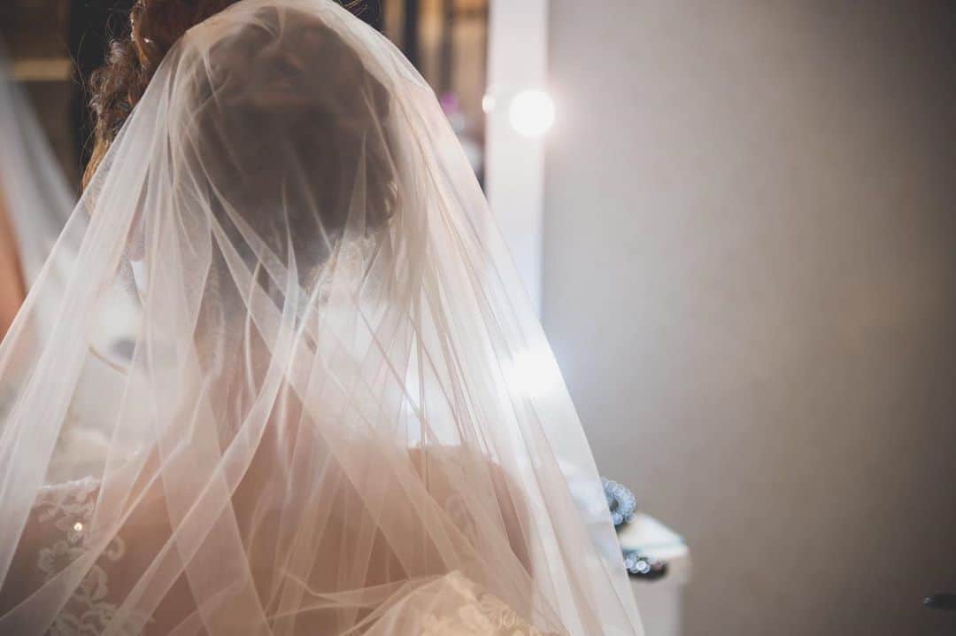 Villas des mariages TAKASAKIさんのインスタグラム写真 - (Villas des mariages TAKASAKIInstagram)「. . お支度が整い、本番前の緊張の瞬間 . . #ヴィラデマリアージュ  #Takasaki #wedding  #式場見学 #式場探し  #群馬結婚式 #卒花嫁  #卒花レポ #プレ花嫁  #結婚式レポ #marry花嫁  #justmarried  #2019夏婚 #2019秋婚 #2019冬婚  #全国のプレ花嫁さんと繋がりたい  #写真好きな人と繋がりたい  #ヴィラマリ花嫁 #花嫁diy  #ウェディングフォト #令和 #令和婚  #ブーケ #クラッチブーケ #マーメイドドレス  #オリジナルウェディング #お支度ショット  #ベール」7月29日 12時15分 - villas_des_mariages_takasaki