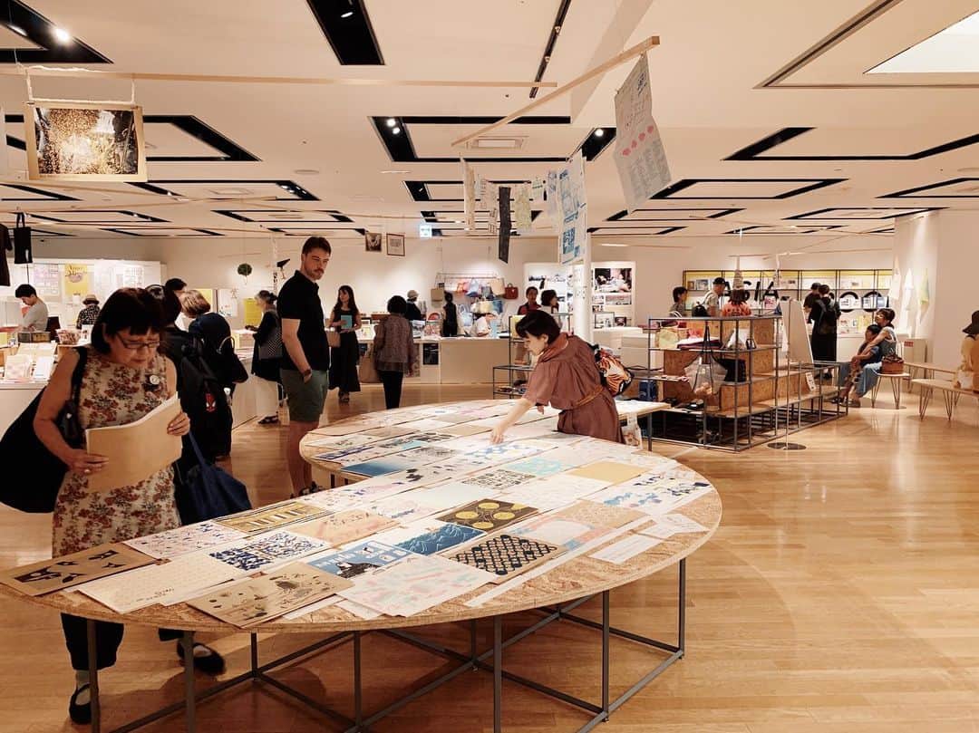 naoko tawaraのインスタグラム：「2019.7.26 ダニーと阪急さんで開催中の「IN/SECTS presents ASIA BOOK MARKET」へ。想像以上のボリューム。並んでる本たちの似てるけどどこかちがう雰囲気に、台湾・香港・上海・ソウルのアートやデザインを感じられてた気がしてワクワクしました。そして、入場してすぐに松村編集長に会えて嬉しかった〜。「これおもろかったよ〜」と教えてもらったり。ありがとうございました！ 「ASIA BOOK MARKET」は今日18時まで。  #阪急うめだ #asiabookmarket #asia #book #market #bookmarket #insects #zine #events #osaka #art #design」