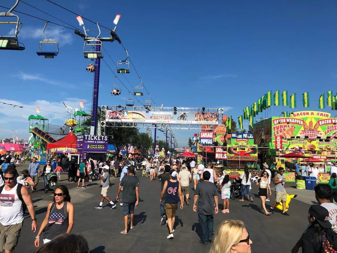 ルーカス・グラビールさんのインスタグラム写真 - (ルーカス・グラビールInstagram)「Orange County Fair with the family. #friedstuff #cowboyboots #cowsrock #nofilter」7月29日 12時25分 - mrgrabeel