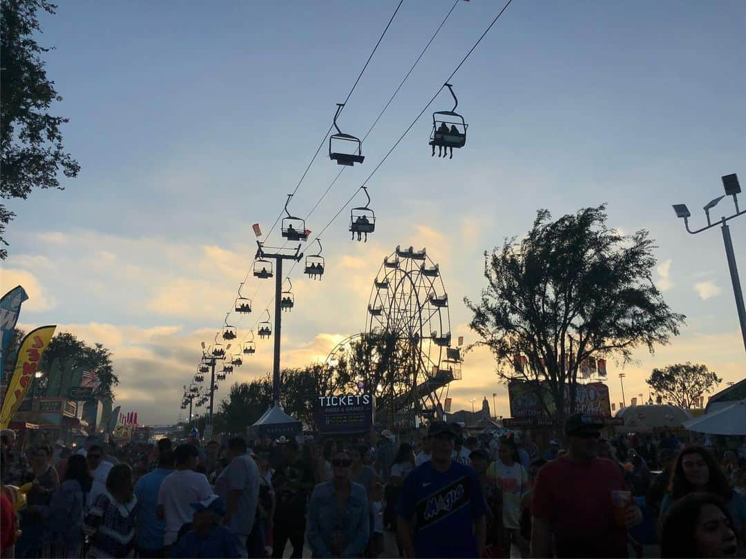 ルーカス・グラビールさんのインスタグラム写真 - (ルーカス・グラビールInstagram)「Orange County Fair with the family. #friedstuff #cowboyboots #cowsrock #nofilter」7月29日 12時25分 - mrgrabeel