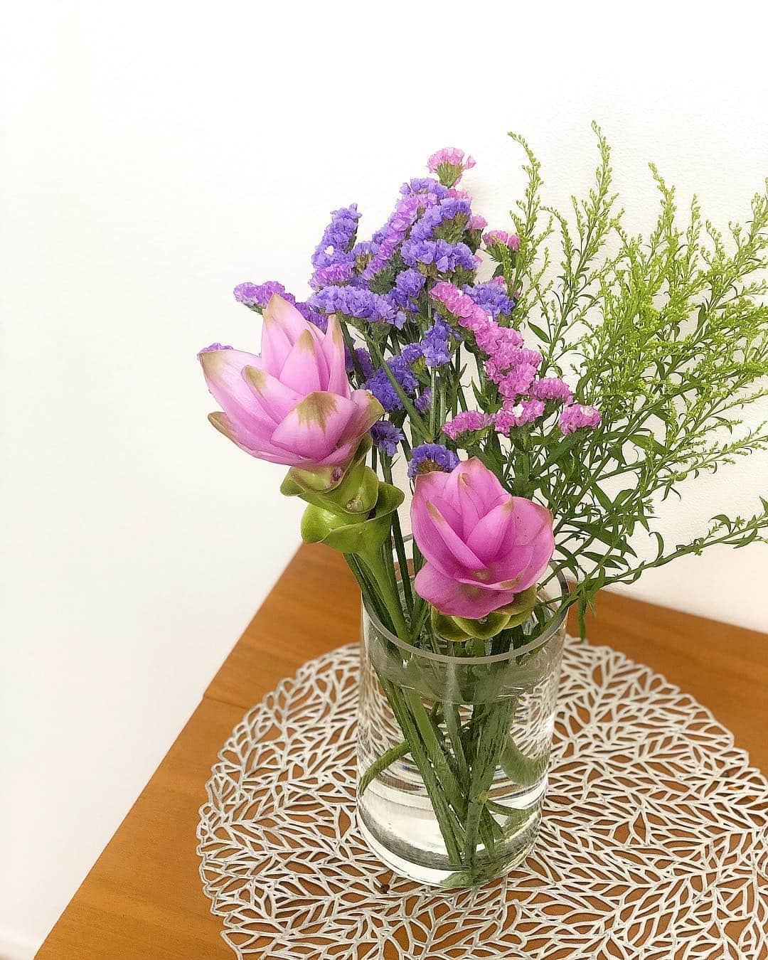 のインスタグラム：「今週のお花。 クルクマ💐近所のスーパーで安く買えて大満足。暑い夏に強いそうです🥰☀️ 今週は、一番重い課題に一週間かけて取り組む所存。😂 大学院もいよいよ、ラストスパート！💪🏼 * #クルクマ #花のある暮らし #あべゆき大学院life」