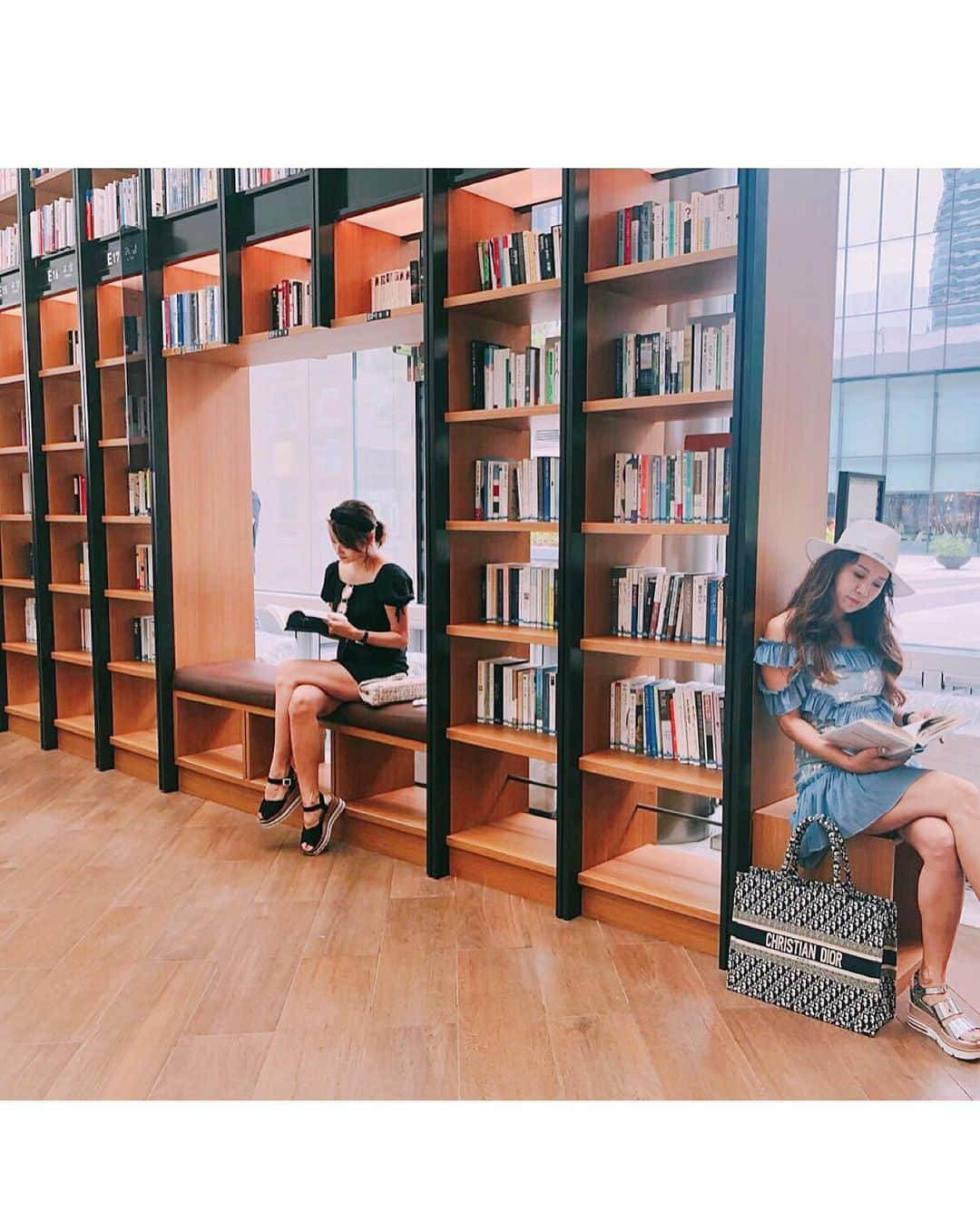 畑田亜希さんのインスタグラム写真 - (畑田亜希Instagram)「🇰🇷📚ビョルマダン図書館📕📗📘 ・ 素敵なBook store 💜 ・ 韓国楽しっ😚 ・ #2019 #korean #カンナム #ビョルマダン図書館 #summerholiday」7月29日 12時31分 - akihatada