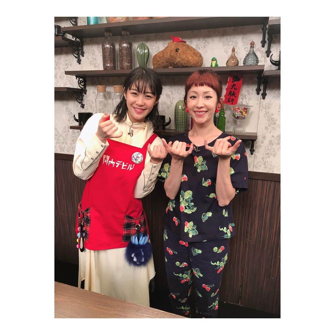 加村真美のインスタグラム：「イェーイ！！！ 今週の関内デビルのゲストは木村カエラさん！！！！！ 収録終わりに写真撮ってもらいました😭！！！！！ . 楽しかったなぁー！！！ みなさん是非観てね！！！ . #関内デビル」