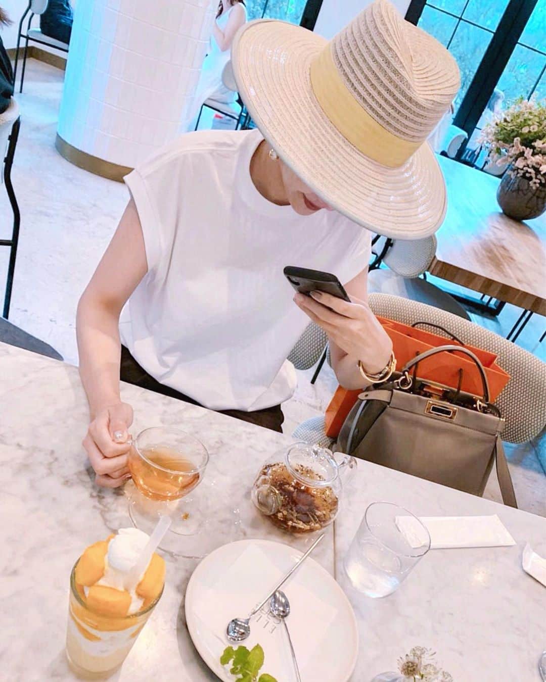 カオルコさんのインスタグラム写真 - (カオルコInstagram)「友人の新車を見に。 空いてる時間はELLE caféでサクッとお茶。 小柄な彼女はｽﾑｰｼﾞｰﾎﾞﾝﾎﾞﾝのﾏﾝｺﾞｰ味を美味しそうに食べてて可愛かったなぁ。  #お気に入り #シンプルコーデ #fashion #lifestyle #cafe #destree #blamink #fendi」7月29日 12時39分 - ka_ruk_