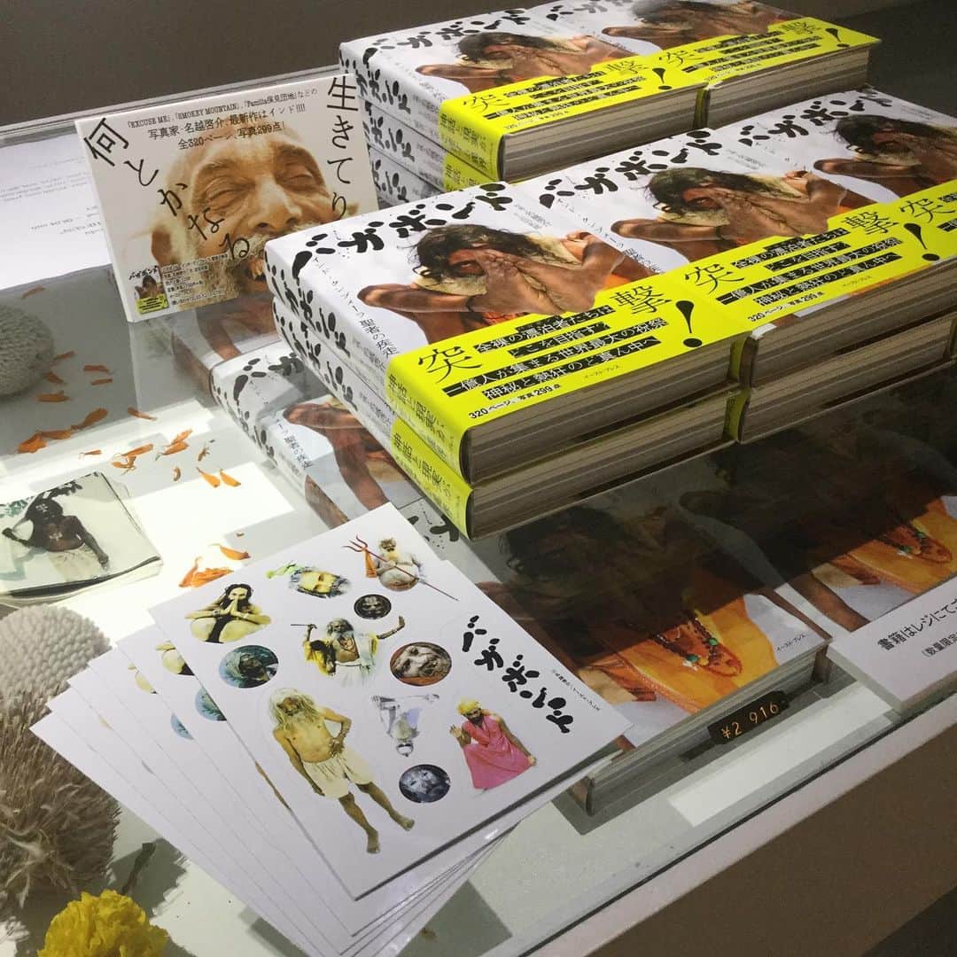 BEAMS JAPANさんのインスタグラム写真 - (BEAMS JAPANInstagram)「【名越啓介 写真展 『LOOK at THE SUN】 . B GALLERYでは色々楽しめるグッズをご用意しております。 インドのサーカス団員と人気者のカバの顔ハメパネル、サドゥになれる顔ハメパネル。 今回展示で先行販売している、「バガボンド インド・クンブメーラ聖者の疾走」ではご購入してくださった方には数量限定でサドゥのシールを特典としてご用意しております。 . クレイジージャーニーにも出演されたことのある名越啓介のインドで撮った最新作。 彼の切り取るモノ、ヒト、瞬間を見に是非ご来店下さい。 . ◼︎アーティスト・トーク Vol2 8月3日(土)18:00-19:30 ゲスト : 村上淳 (俳優) ※電話にて要予約 . B GALLERY (BEAMS JAPAN 5F) ☎︎: 03-5368-7309 . #名越啓介 #KeisukeNagoshi #村上淳 #JunMurakami #lookatthesun #バガボンド  #クレイジージャーニー #写真家 #photographer #B_GALLERY#BEAMS_ARTS #bgallery#beamsjapan#beams #ビームス#日本#東京#新宿 #Japan#tokyo#shinjuku」7月29日 12時54分 - beams_japan