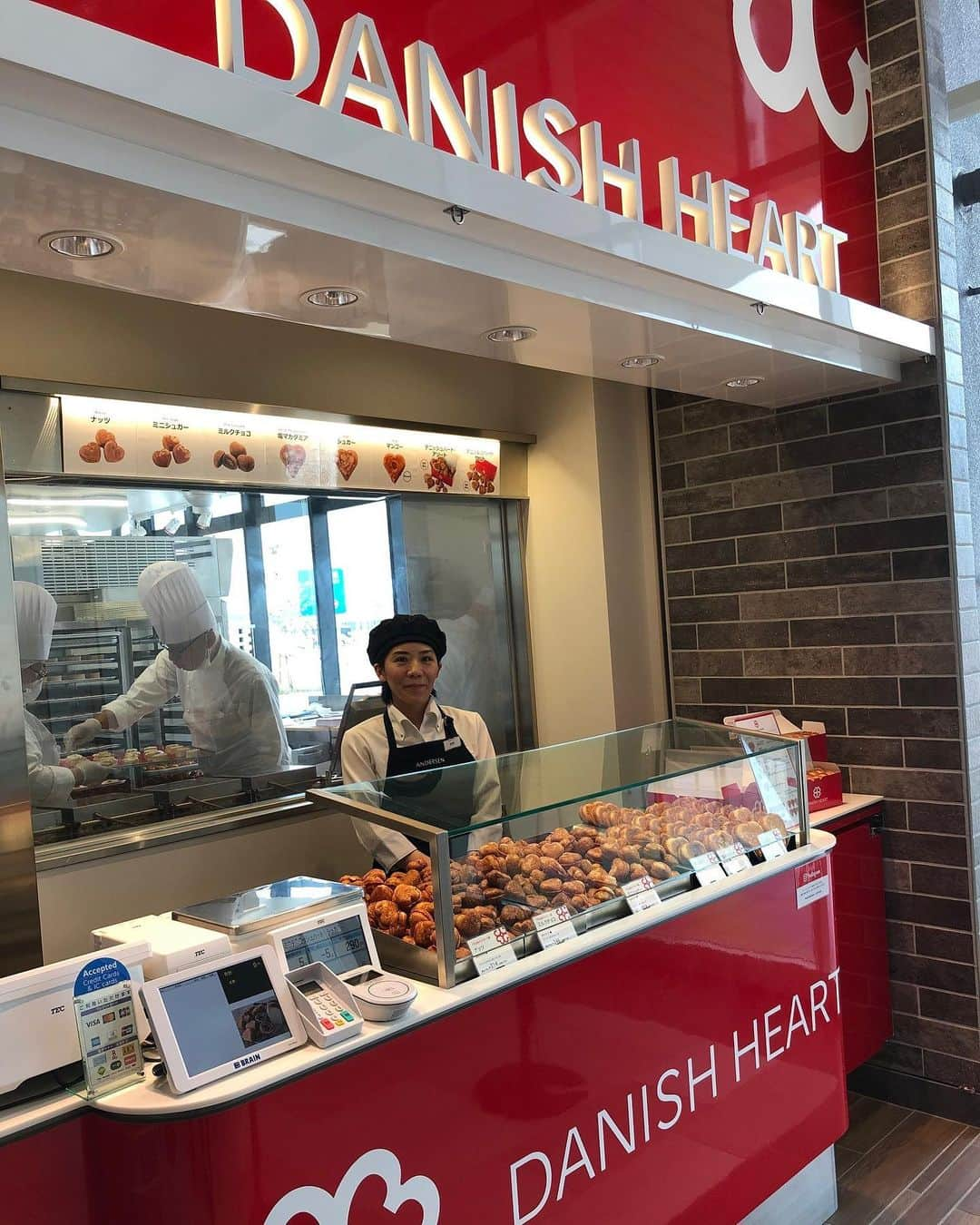 DANISH HEARTのインスタグラム：「＼NEW／  アンデルセン Pasar（パサール）蓮田店が 7月29日オープンしました。  東北自動車道 蓮田サービスエリア（上り線）の商業施設Pasar（パサール）蓮田内にあるお店です。  店内に併設の“デニッシュハート” のコーナーでは、焼きたてのハートのデニッシュをご用意しています。  サクッとしたデニッシュ生地に、シュガーやナッツなどをトッピング♡ . マンゴーなど、季節の味のデニッシュハートもございます☺︎ . イートイン席や車内で、焼きたてのおいしさをお楽しみください。 . #アンデルセンPasar蓮田店 #パサール蓮田 #Pasar蓮田 #東北自動車道 #蓮田サービスエリア #デニッシュハート #ハートのデニッシュ #ミニデニッシュハート #ミニデニッシュペストリー #デニッシュペストリー #ペストリー #アンデルセン #ベーカリー #パン屋 #アンデルセンのパン #贈り物 #手土産 #ハート #スイーツ #おやつ . #andersen #bakery #bread #danish #danishpastry #pastry #danishheart #heart」