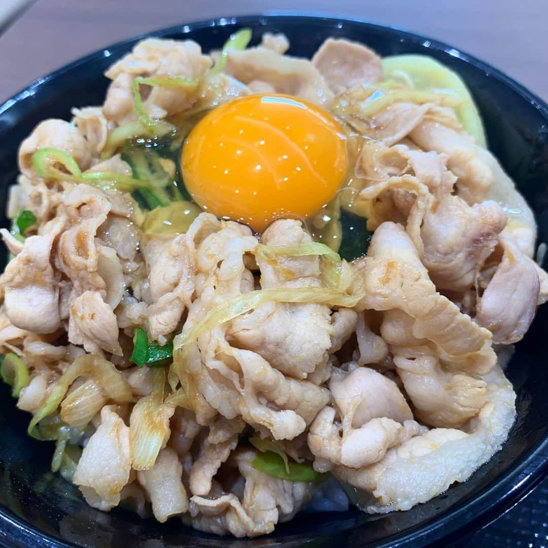 もえのあずきさんのインスタグラム写真 - (もえのあずきInstagram)「伝説のすた丼さんトリプルメガすた丼🍚🍚🍚 にんにくがガツンときいていてパワーがみなぎる一杯です☺️💕 本日オープンのサービスエリア蓮田(パサール蓮田)にてフードコート、テイクアウトグルメ全店制覇してレポします☺️ #伝説のすた丼#すた丼#トリプルメガ#メガすた丼 #デカ盛り#メガ盛り #蓮田サービスエリア#パサール蓮田#Pasar蓮田#サービスエリアグルメ#saグルメ#グルメアンバサダー」7月29日 12時48分 - moeazukitty