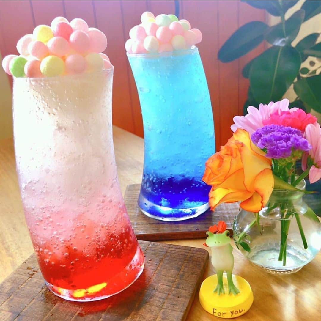 RETRIP<リトリップ>グルメのインスタグラム：「【RETRIP×愛知】 こちらは愛知県にある「yoccori」です。こちらの写真は、爽やかな見た目のクリームソーダです。ソーダの種類もたくさんあるのが特徴です。暑い夏にぴったりなクリームソーダですよ！ . RETRIPでは「おでかけ」に関する様々な情報を発信しています。ぜひ他のアカウントもチェックしてください！ @retrip_dinner インスタ映えなグルメ情報満載 @retrip_nagoya_ 名古屋のおしゃれなカフェ&おでかけ情報をチェック @retrip_osaka_ 最新のトレンド大阪は必見！ @retrip_fukuoka_ 福岡の最旬カフェ&おでかけをご紹介 @retrip_korea_ トレンドの発信地韓国の情報をチェック . ▼RETRIP[リトリップ]のアプリは AppStore、GooglePlay「リトリップ」で検索！ プロフィールのURLからもダウンロードできます。 . photo by @meme_mi_ . #retrip #retrip_mo #retrip_gourmet #RETRIP #リトリップ #retrip_aichi #retrip_愛知 #愛知 #愛知カフェ  #クリームソーダ #夏 #お洒落 #オシャレ #オシャレカフェ #おしゃカフェ #フルーツ #カラフル  #フォトジェニック #カフェ #カフェスタグラム #yoccori」