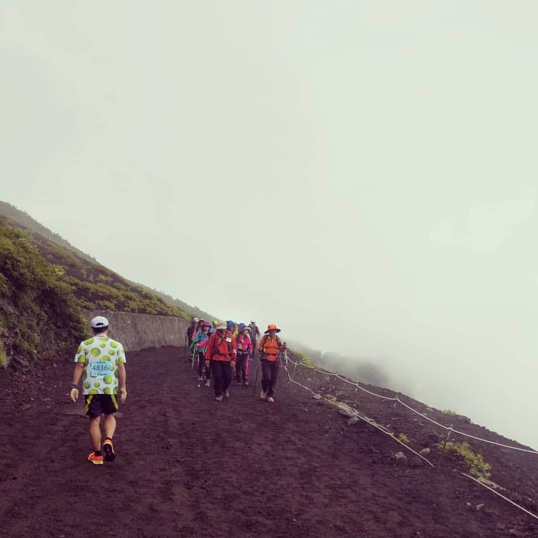 山下晃和さんのインスタグラム写真 - (山下晃和Instagram)「【OUTDOOR】憧れの富士登山競争！  僕がトレイルランニングと出会った16年前。  チームTarzanだったときに調べていると、アシックスのGEL FUJIというシューズがあって、抜群にカッコ良くて。  その説明を見たら 「富士登山競争のために作られた」と書いてあり、それ以来、雲の上の存在（実際にも雲の上のレース）でしたが、走らせてもらえる機会をいただきました  じつは 野球で左膝を痛めていたり、仕事の都合上、有酸素運動ができなかったりで、6月前半以来、1秒もトレーニング（ウエイトのみやっています）しておらず、ジョグさえもしていなかったのですが、なんとか足切りされずに、完走できました（5合目までですが）  富士登山の1合目からは初めてでしたが、思いの外、森の雰囲気も良かったです  #隣はTHOMPSONBIKEのJAPANのCEOの浜田さん #トレイルランニング #トレラン #trailrun #JAPAN #FUJI #トレイルラン #Altra #アルトラ #富士登山競争 #富士山 #ESSクリーデンス @essjapanofficial #野球も迷惑かけています #他も迷惑かけています #もろもろすいません」7月29日 12時57分 - travel_akikazoo